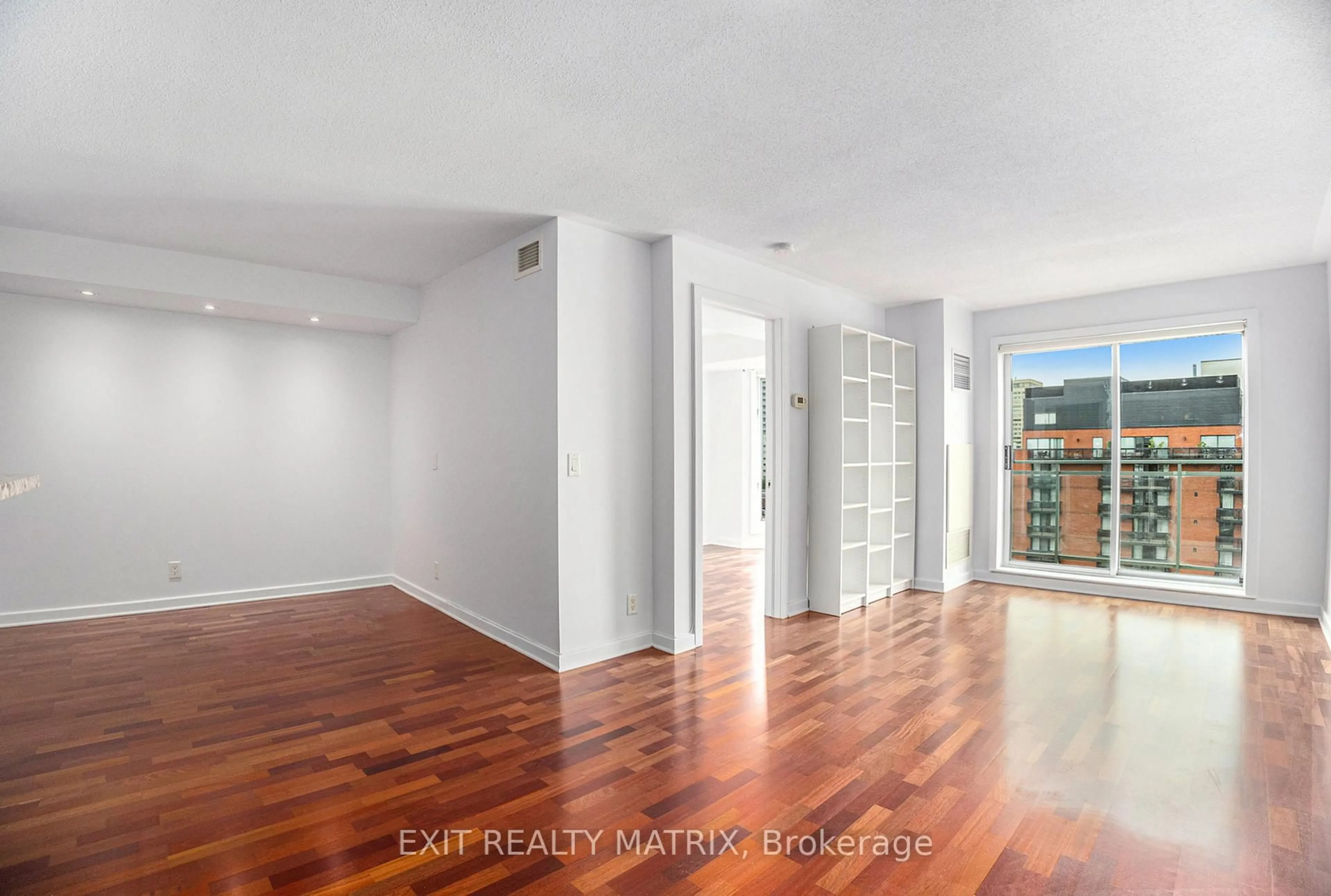 Indoor entryway for 138 Somerset St #1008, Ottawa Ontario K2P 0A3