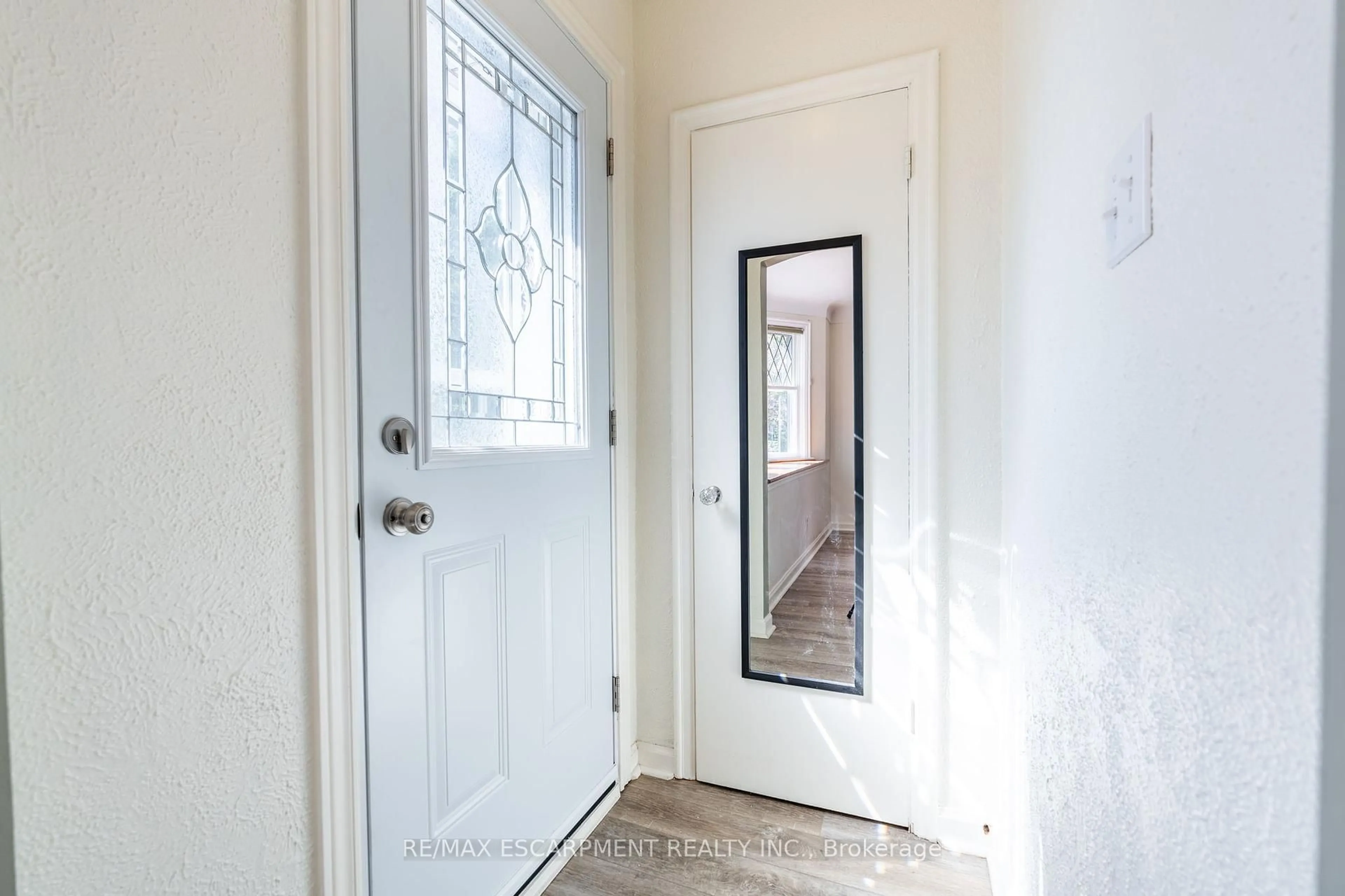 Indoor entryway for 167 Rodgers Rd, Hamilton Ontario L8K 3C1