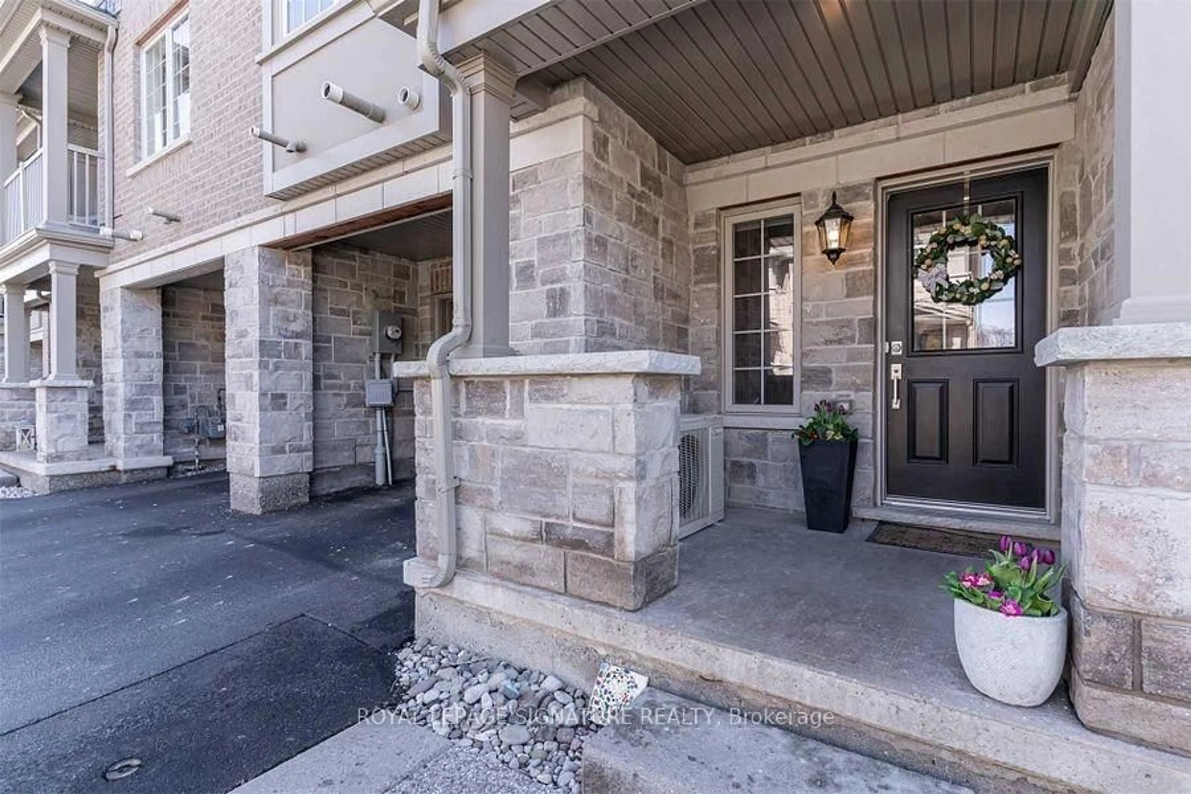 Indoor entryway for 215 Dundas St #29, Hamilton Ontario L0R 2H6