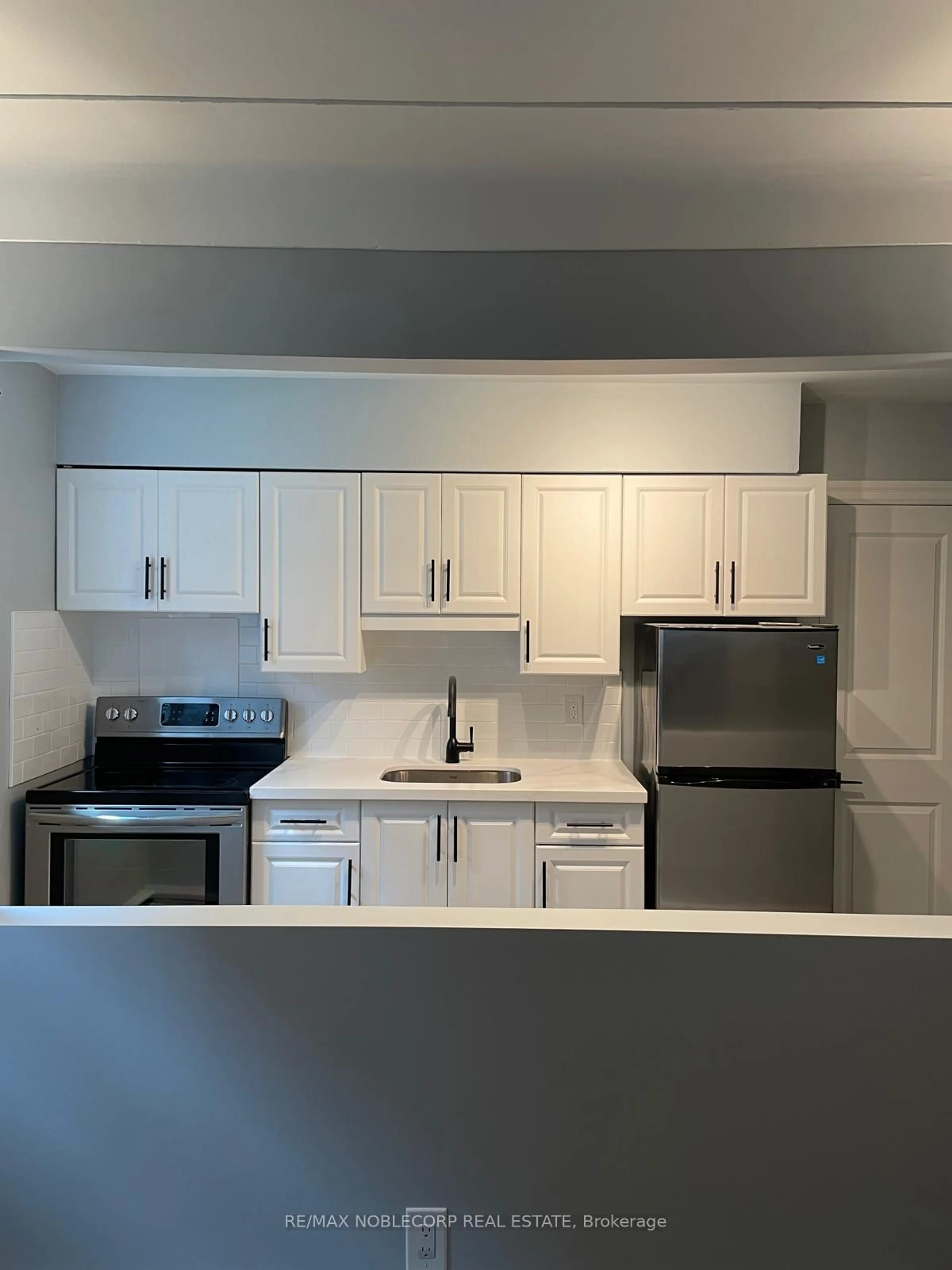Standard kitchen, unknown for 5 Applewood Ave #2, Hamilton Ontario L8G 3S4