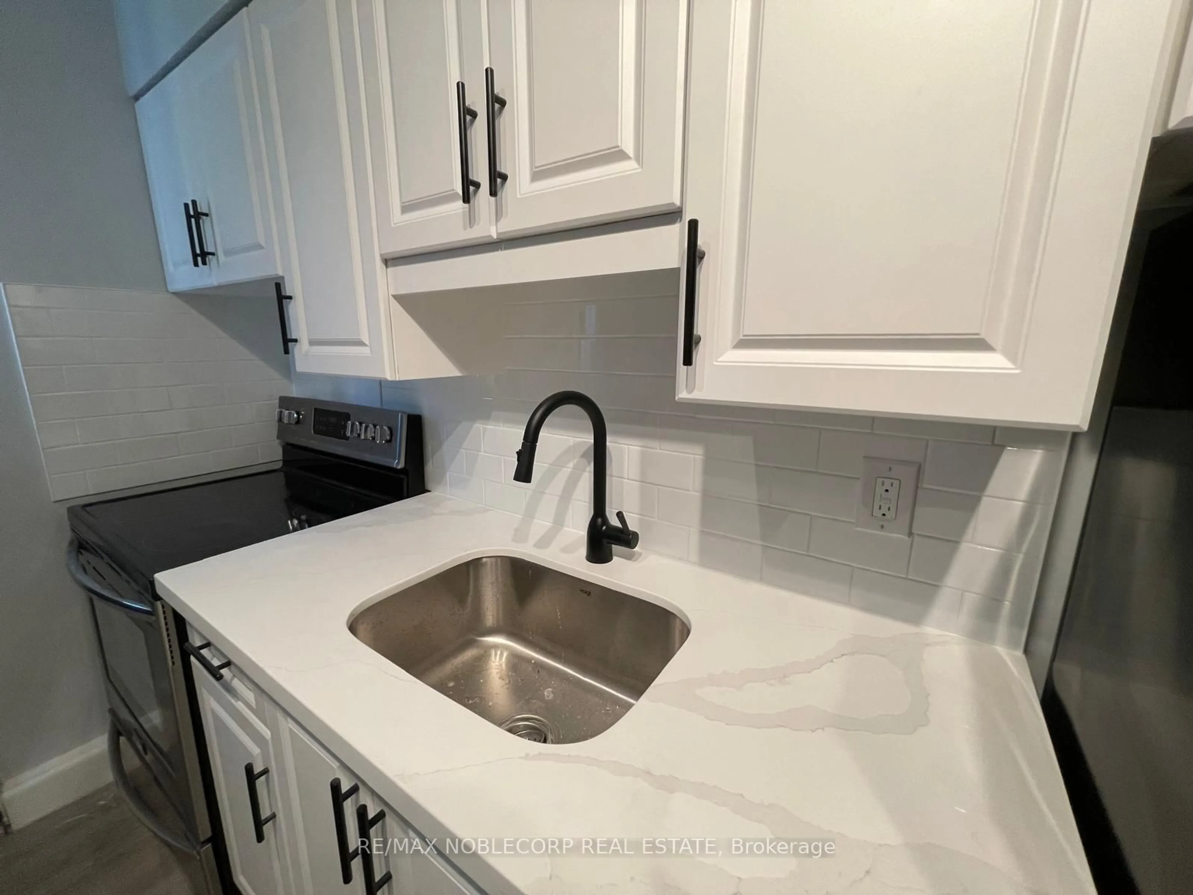 Standard kitchen, ceramic/tile floor for 5 Applewood Ave #2, Hamilton Ontario L8G 3S4