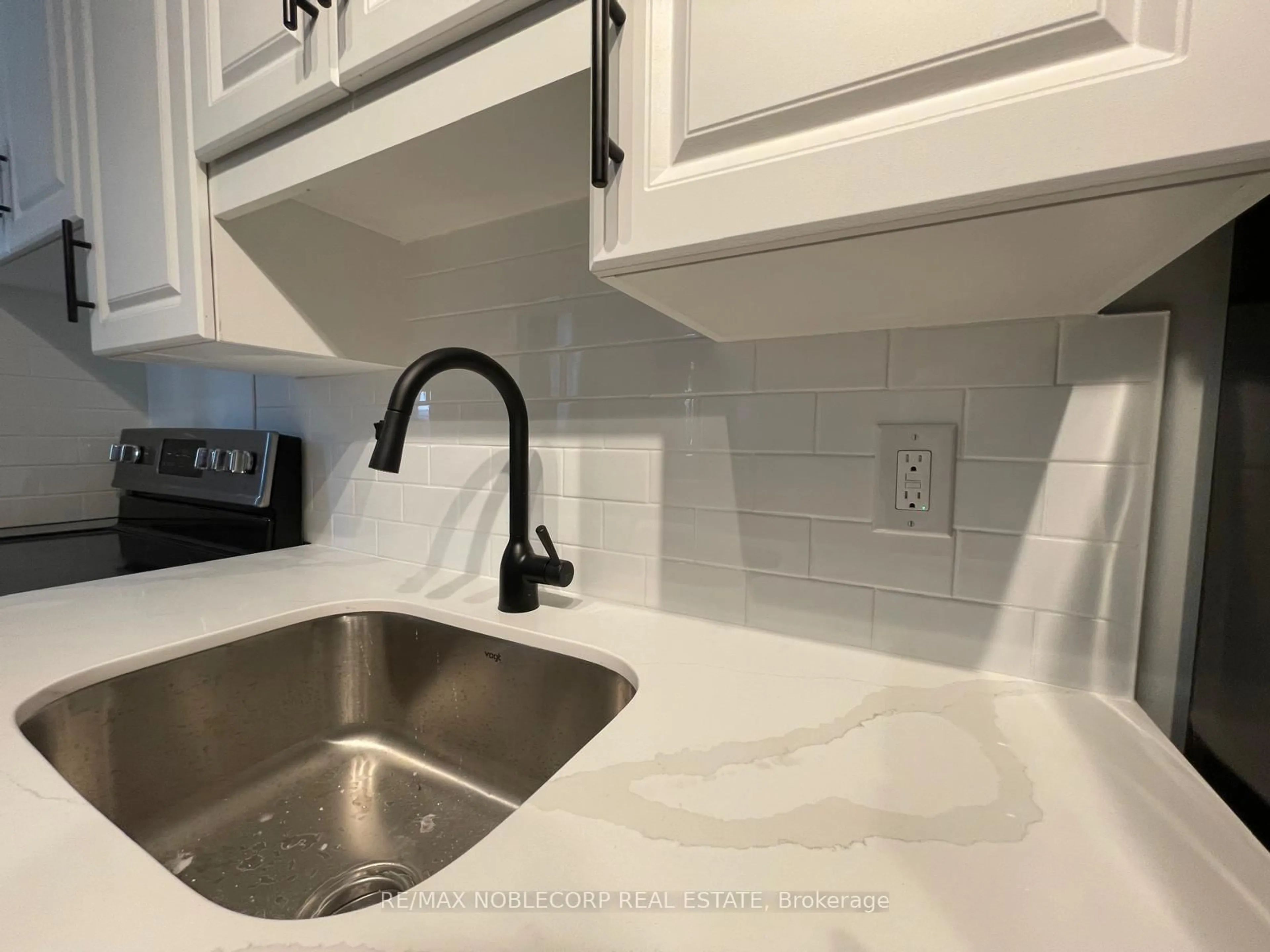 Standard kitchen, ceramic/tile floor for 5 Applewood Ave #2, Hamilton Ontario L8G 3S4
