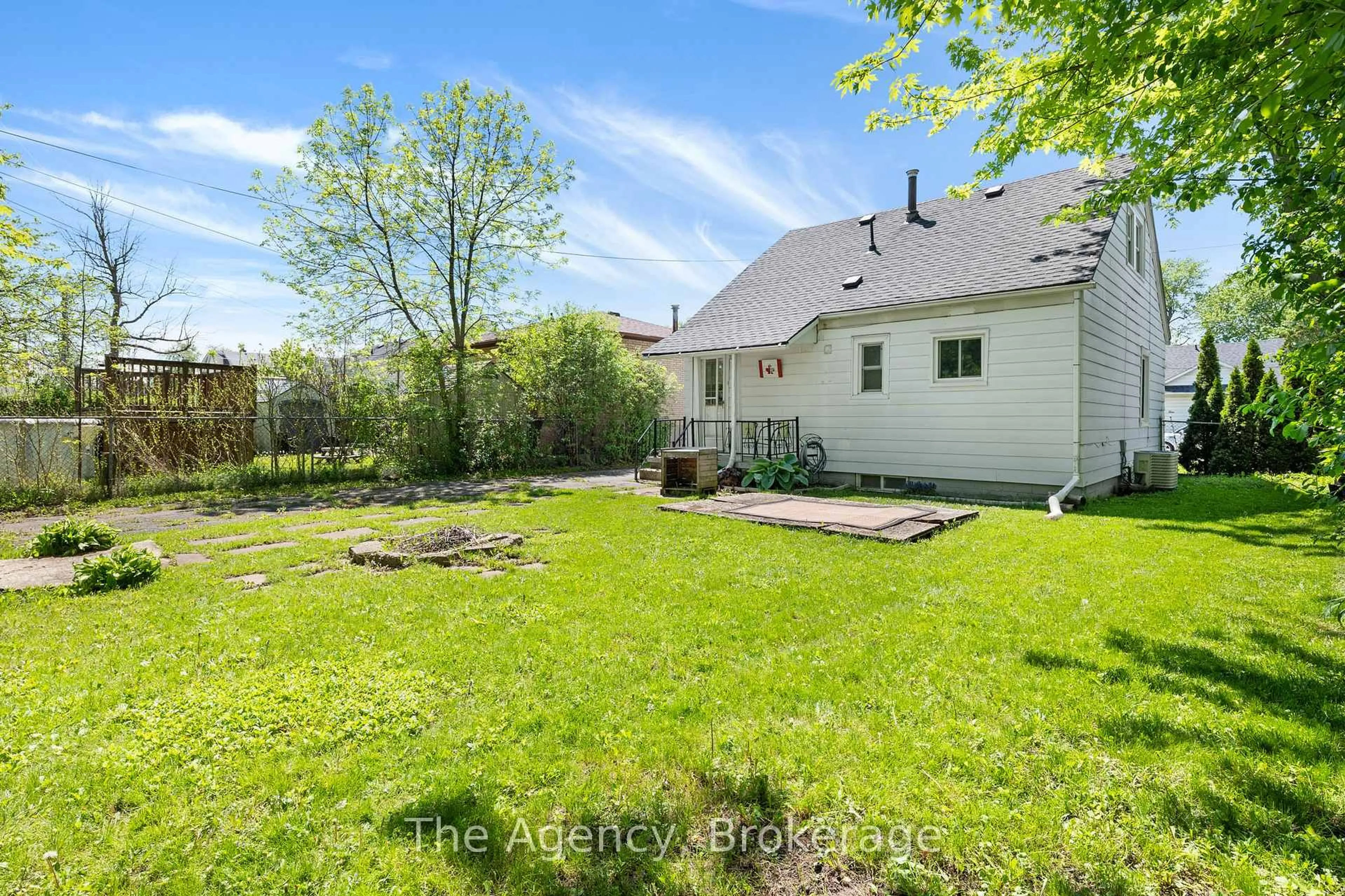 A pic from outside/outdoor area/front of a property/back of a property/a pic from drone, street for 3 PHYLLIS St, Fort Erie Ontario L2A 3Y1