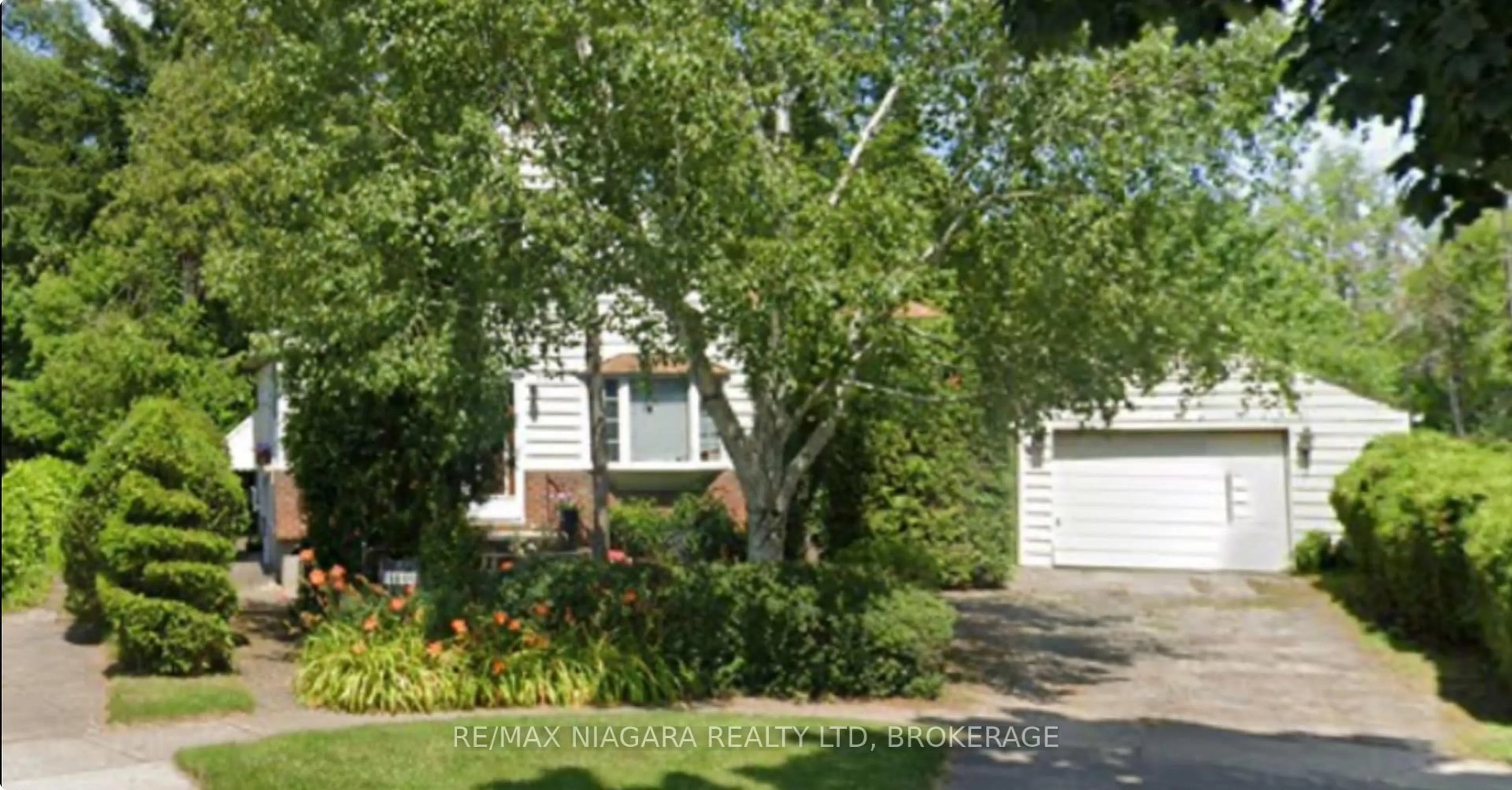 Home with vinyl exterior material, street for 5590 Glamis Cres, Niagara Falls Ontario L2G 1G3