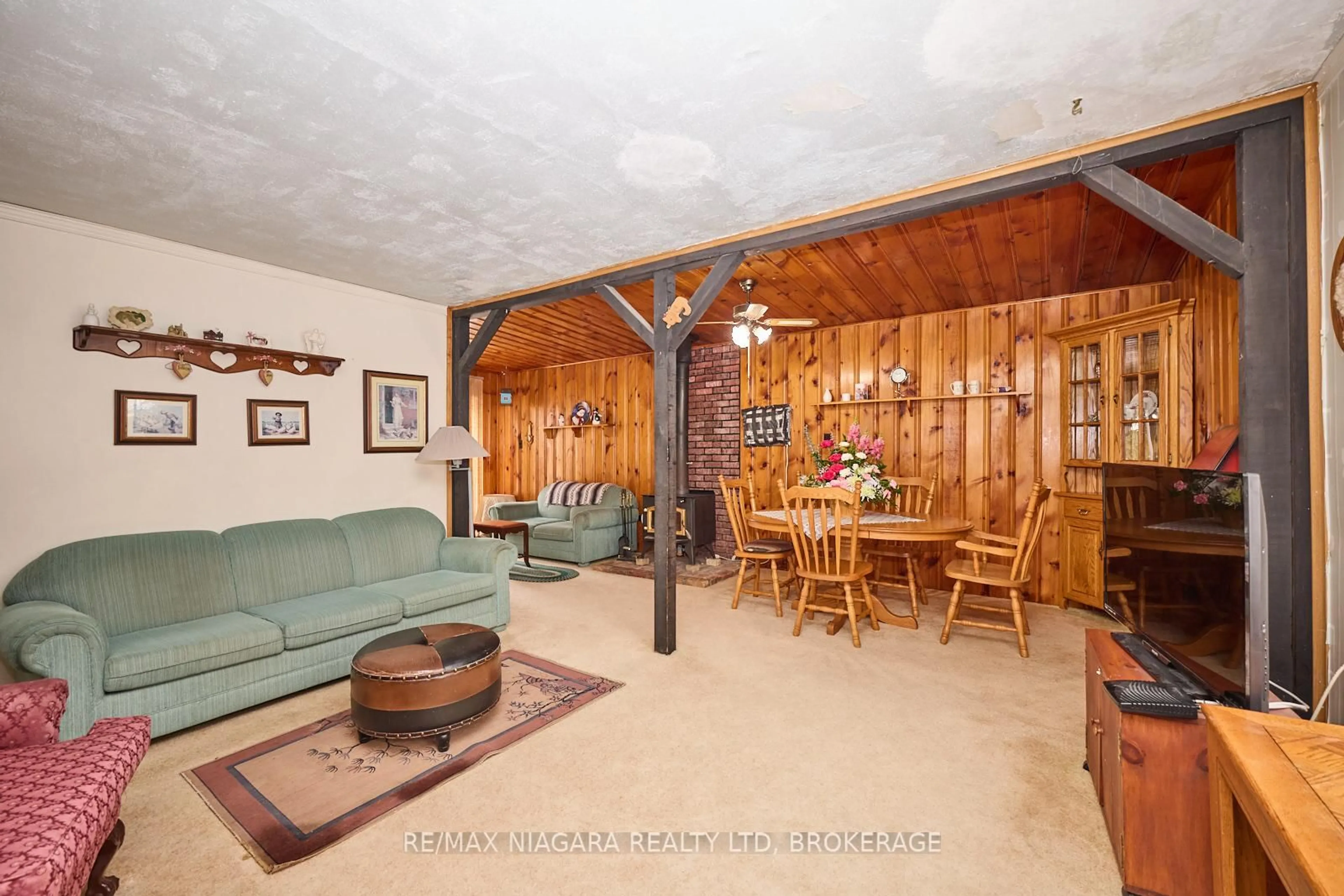 Living room with furniture, unknown for 5590 Glamis Cres, Niagara Falls Ontario L2G 1G3