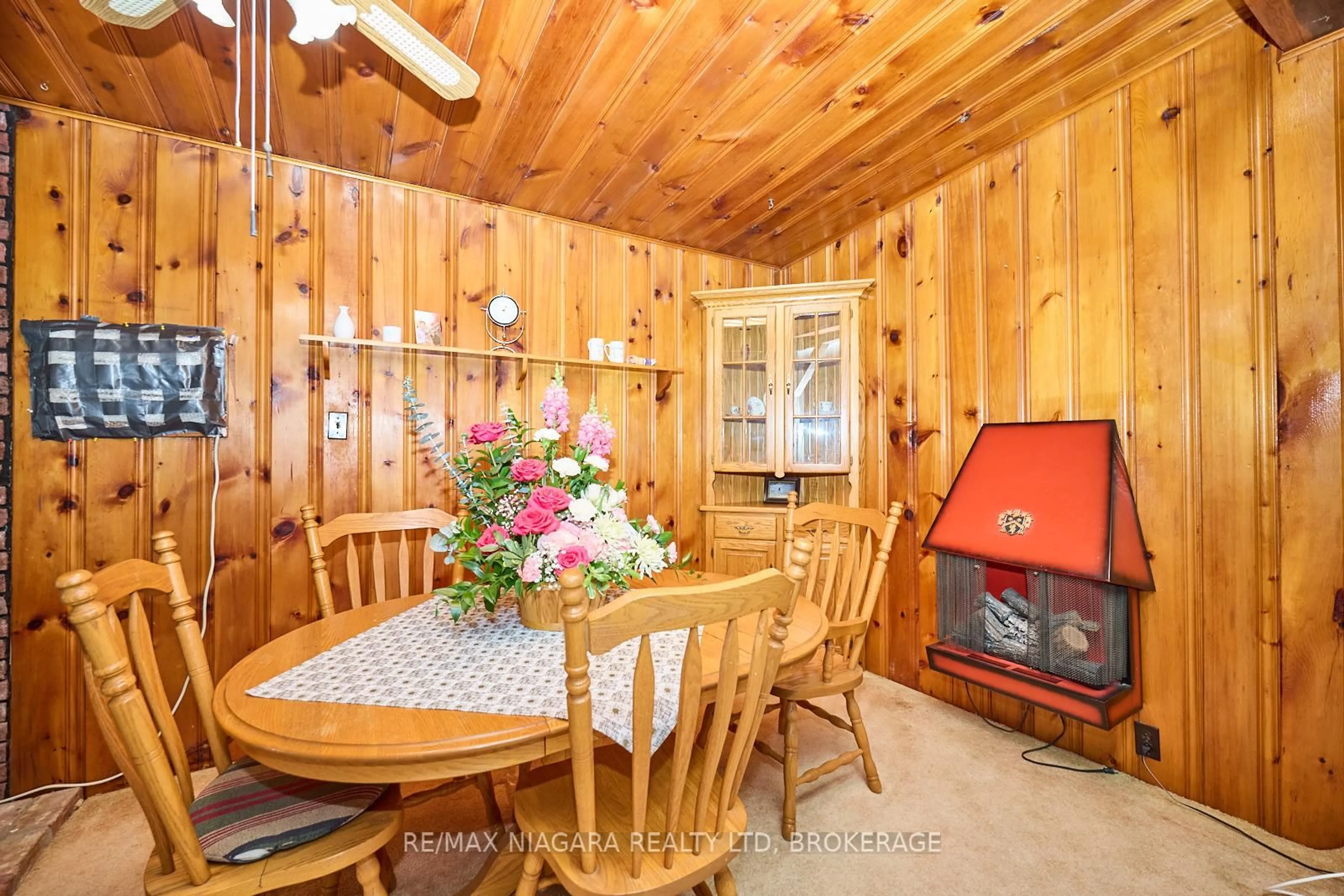 Dining room, wood/laminate floor for 5590 Glamis Cres, Niagara Falls Ontario L2G 1G3