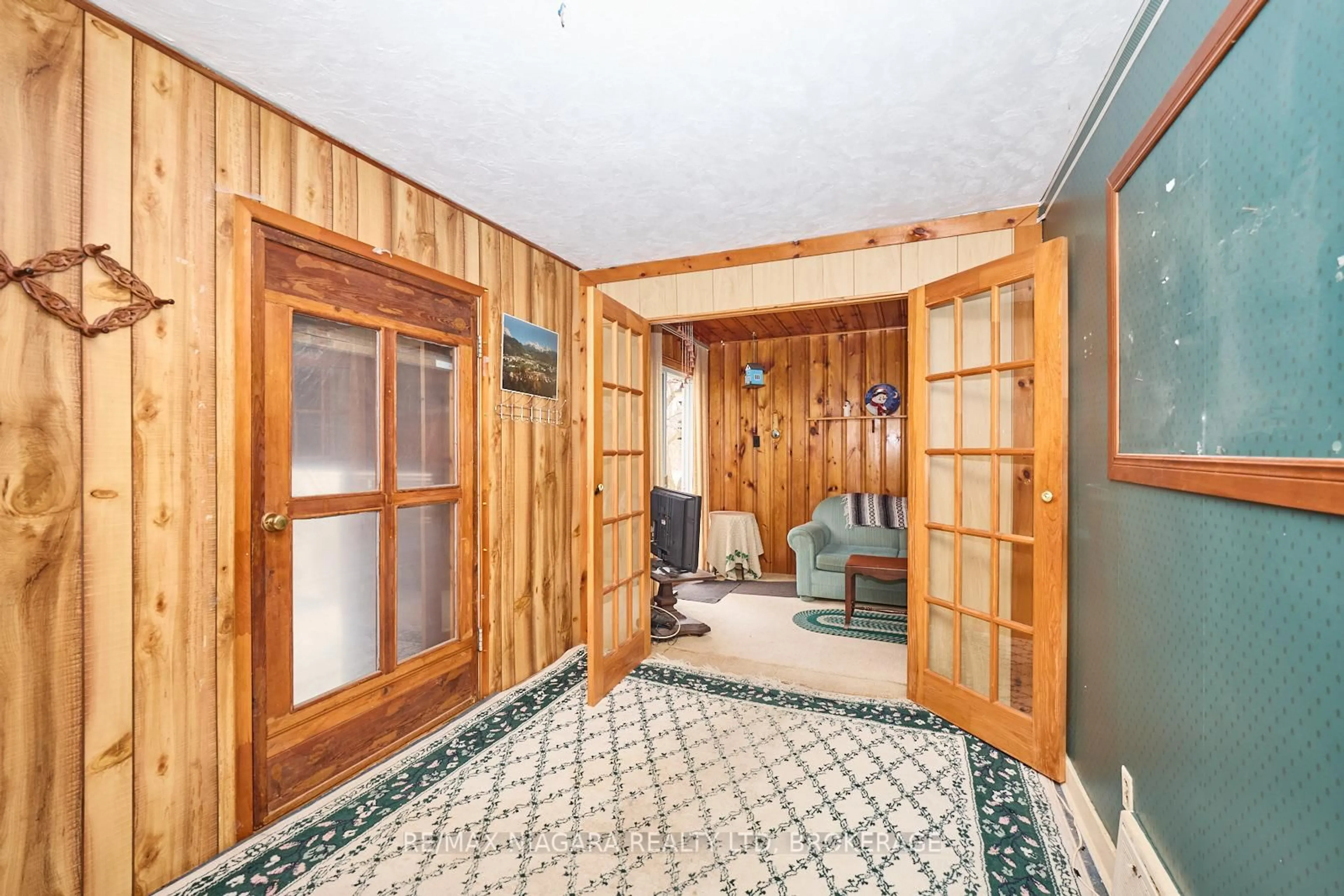Indoor foyer for 5590 Glamis Cres, Niagara Falls Ontario L2G 1G3