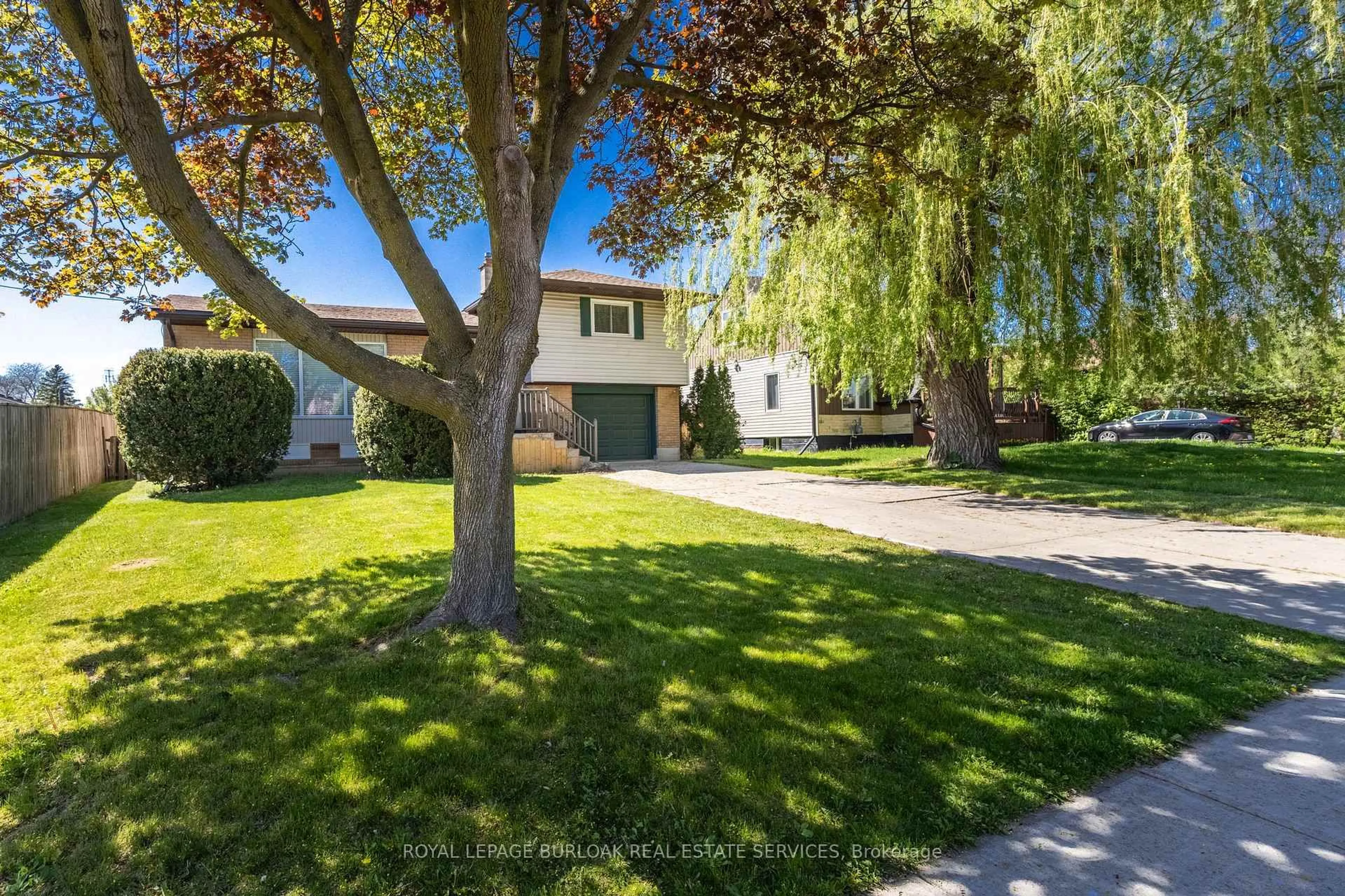 A pic from outside/outdoor area/front of a property/back of a property/a pic from drone, street for 948 Upper Sherman Ave, Hamilton Ontario L8V 3N3
