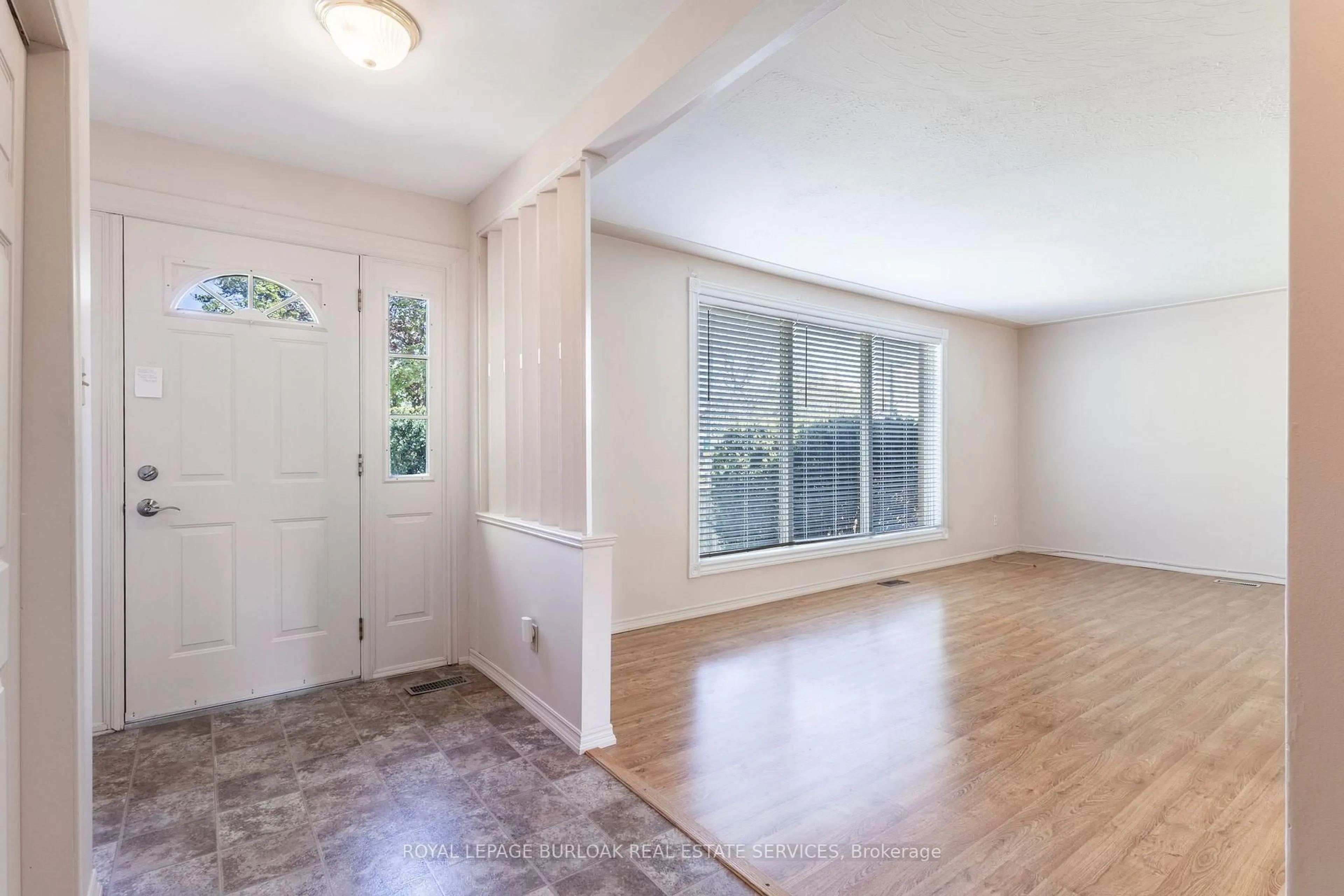 Indoor entryway for 948 Upper Sherman Ave, Hamilton Ontario L8V 3N3
