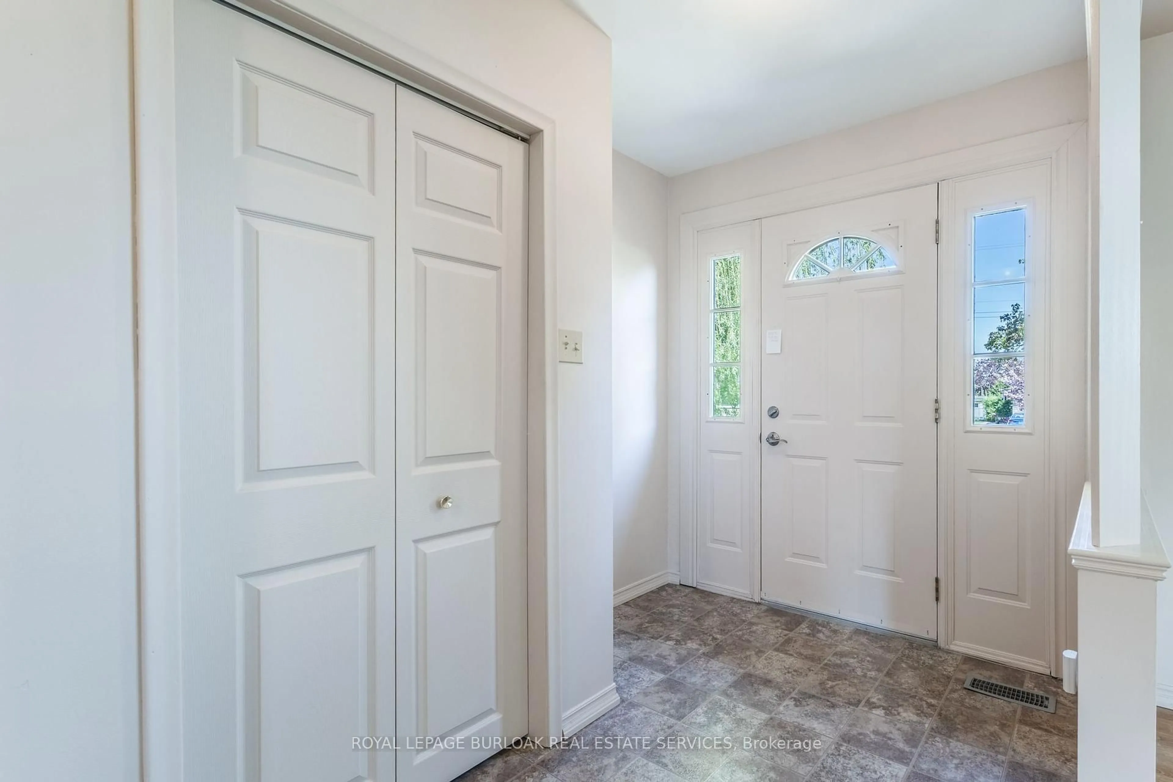 Indoor entryway for 948 Upper Sherman Ave, Hamilton Ontario L8V 3N3