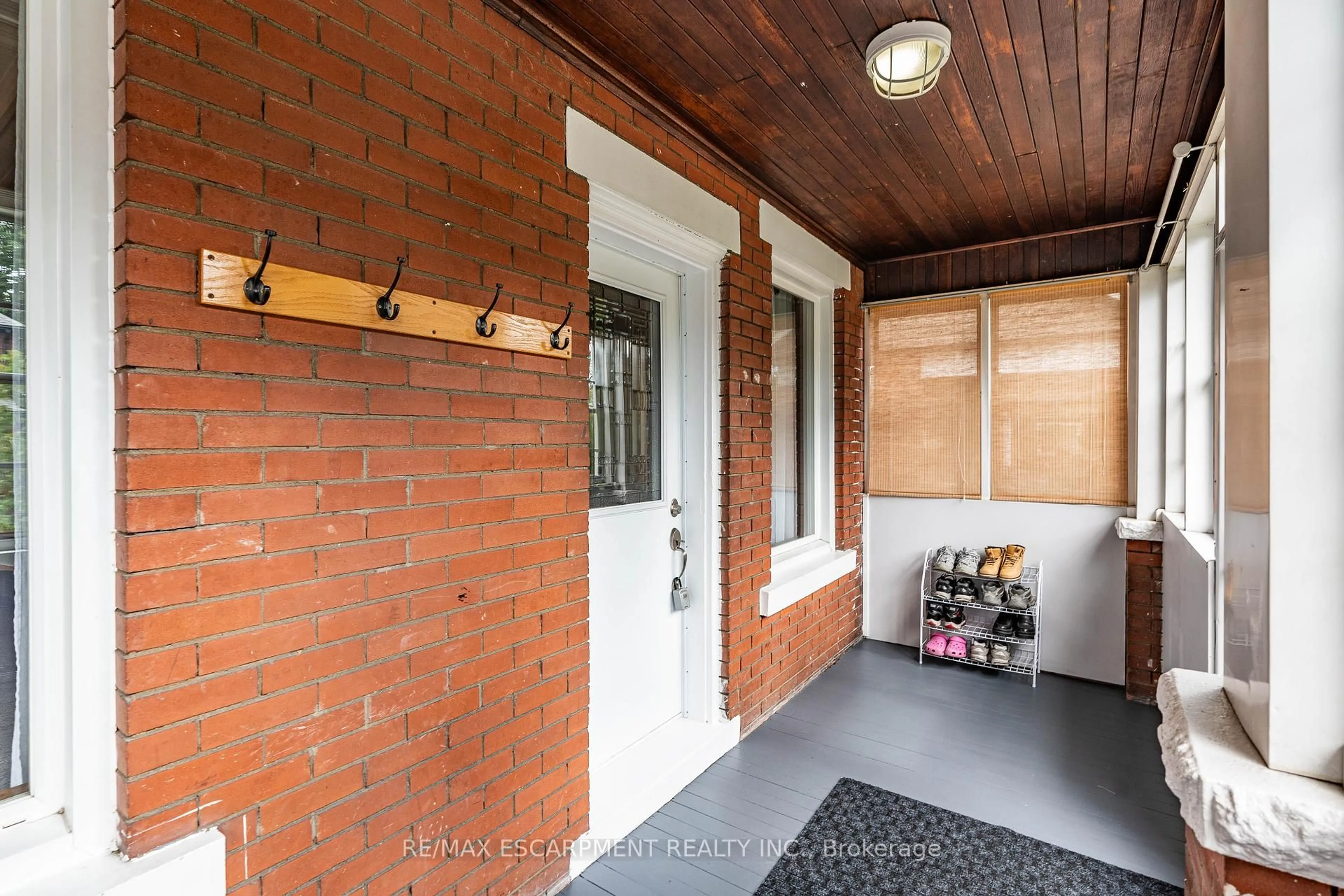 Indoor entryway for 86 Graham Ave, Hamilton Ontario L8K 2M3