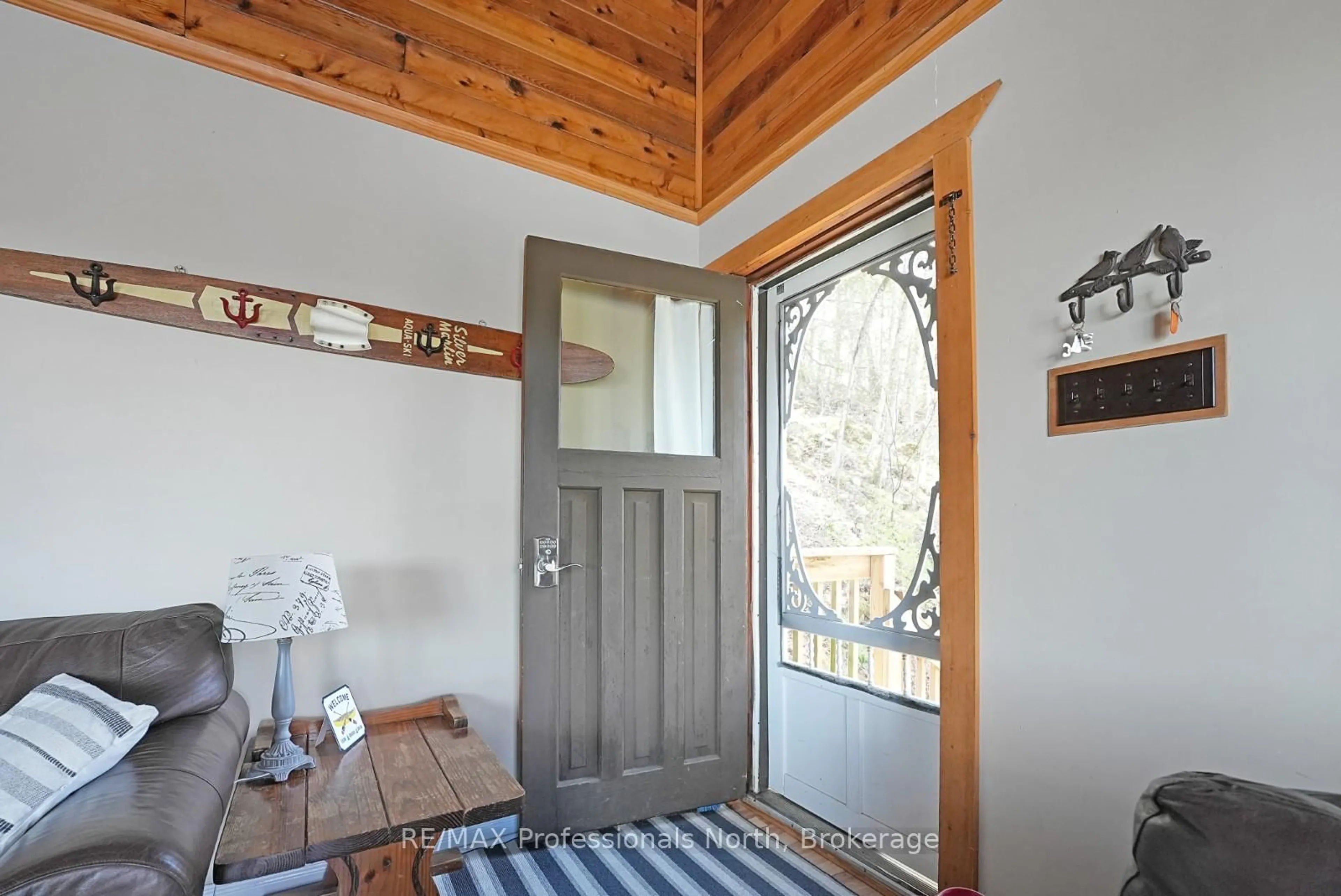 Indoor entryway for 1017 Dunn Rd, Dysart et al Ontario K0M 1S0