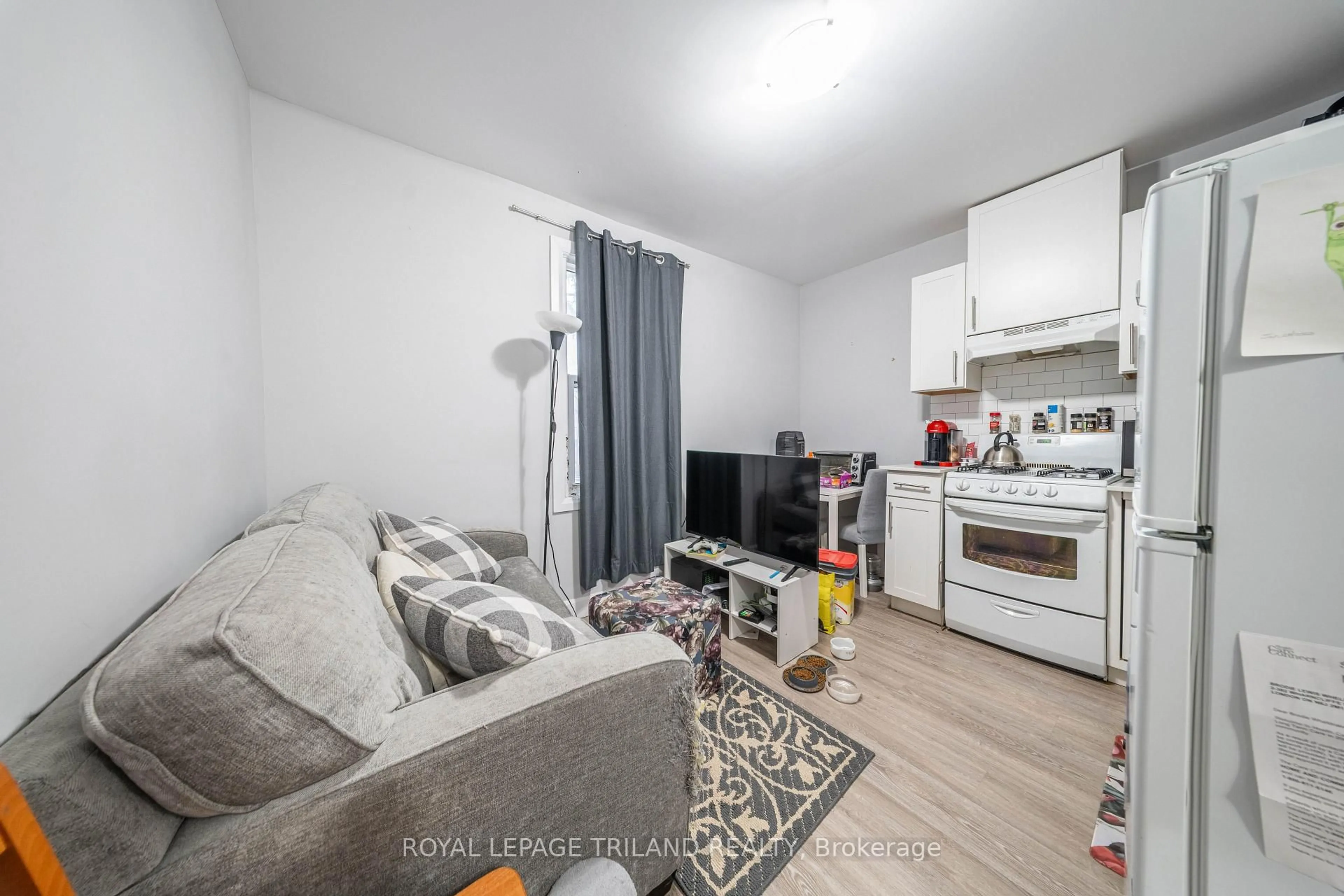 A pic of a room for 382 Wharncliffe Rd, London South Ontario N6J 2M1
