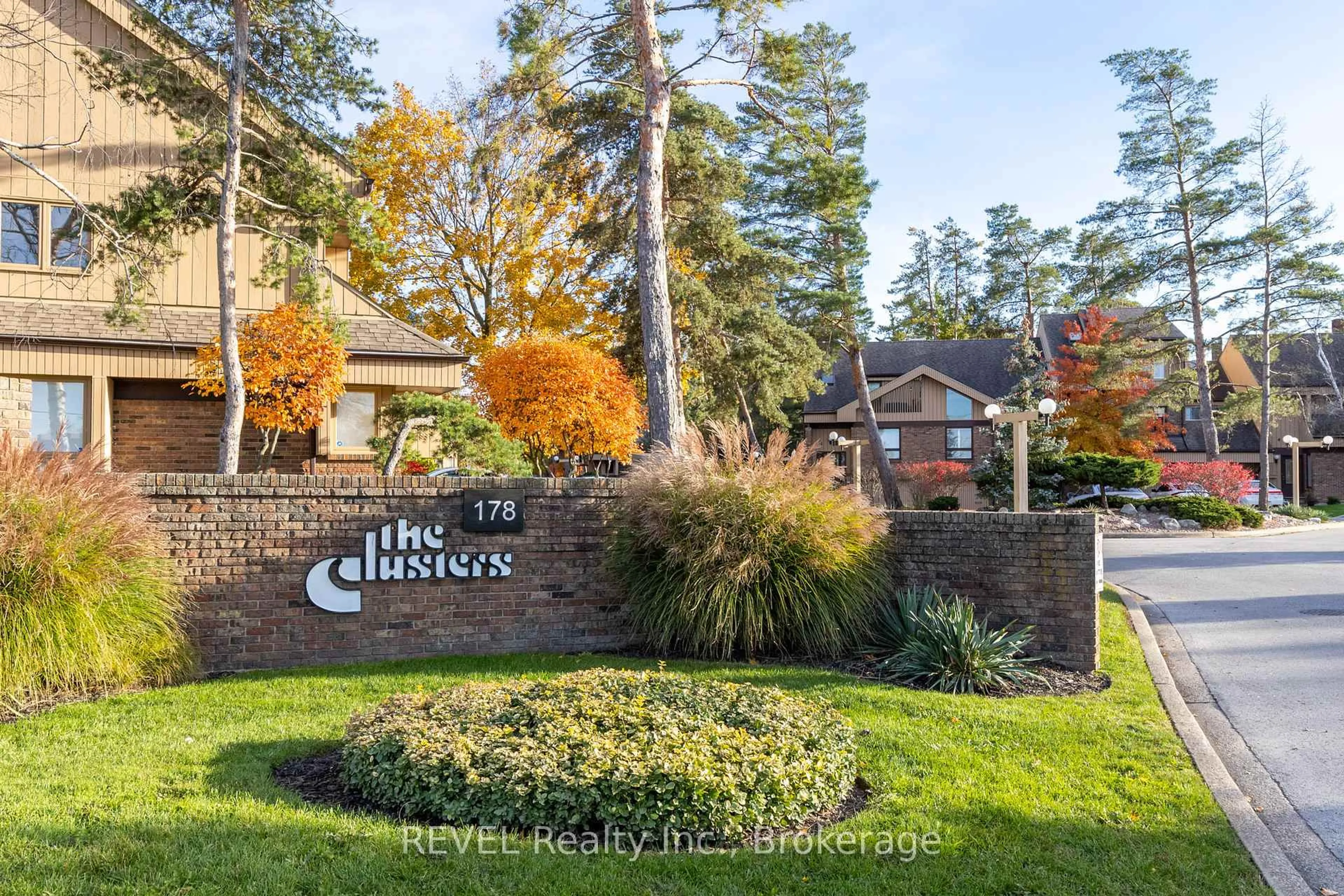 Indoor foyer for 178 Scott St #36, St. Catharines Ontario L2N 6Y5