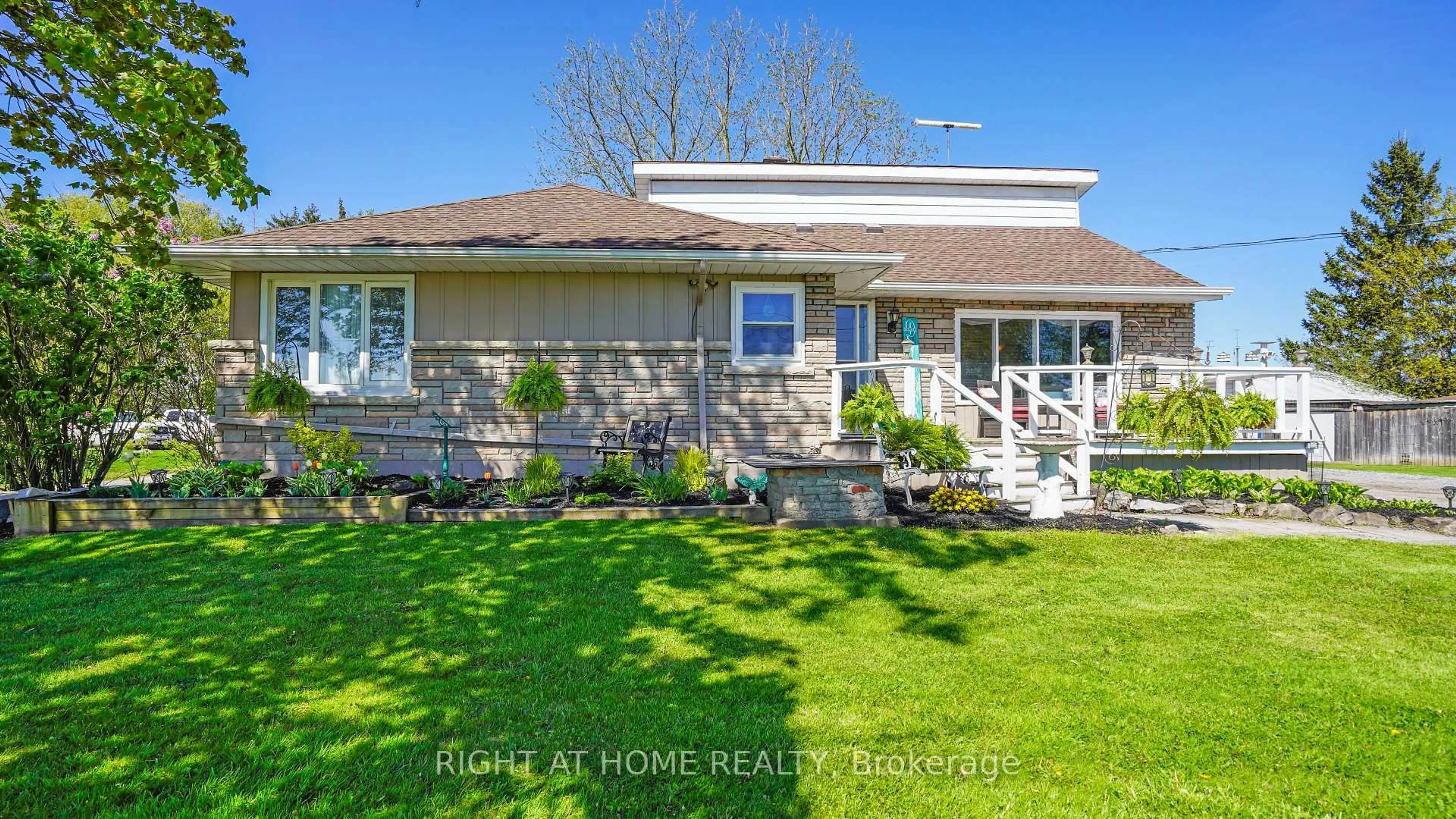 Home with vinyl exterior material, street for 1407 Kottmeier Rd, Thorold Ontario L3B 5N5