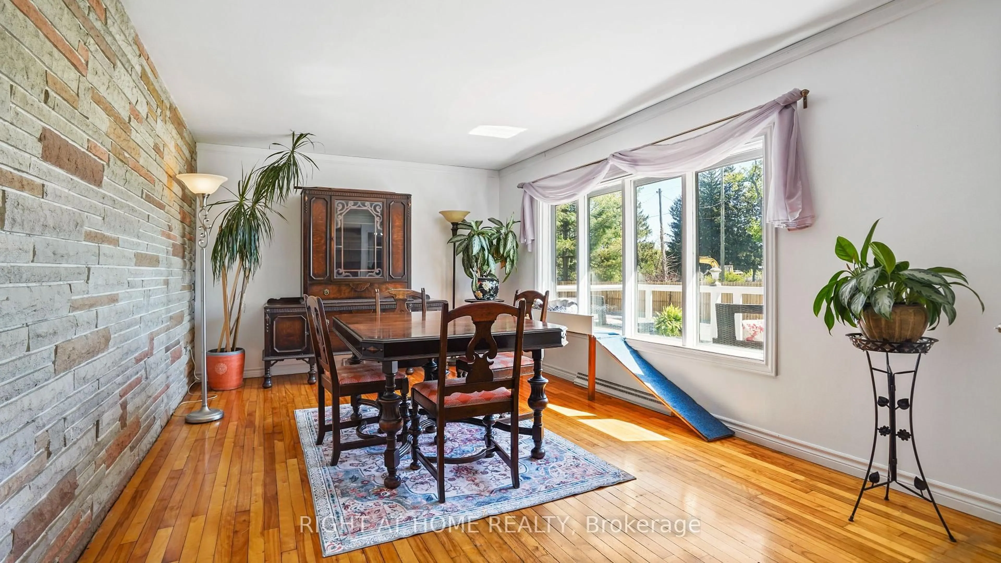 Dining room, wood/laminate floor for 1407 Kottmeier Rd, Thorold Ontario L3B 5N5