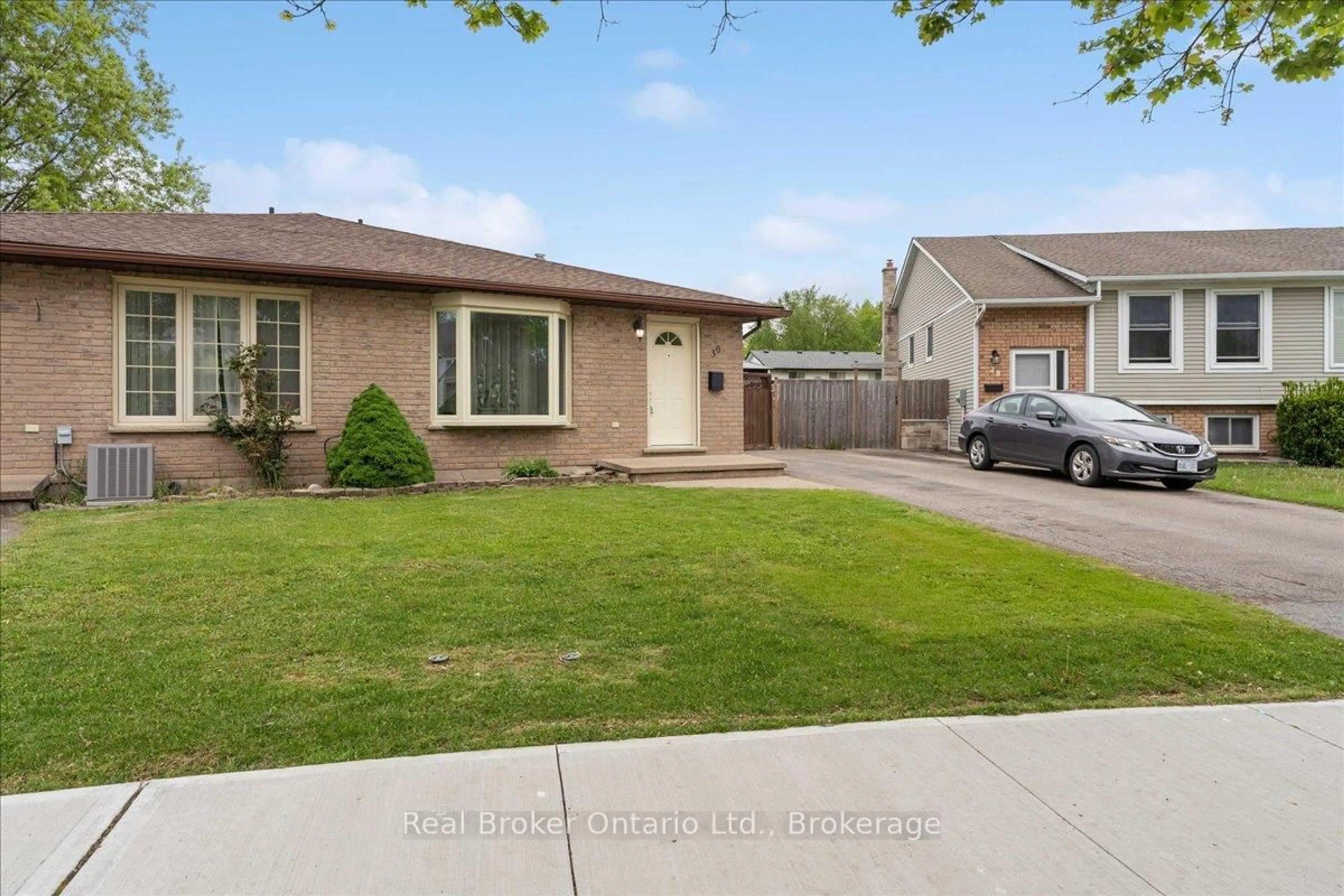 Home with brick exterior material, street for 30 Rainbow Crt, Welland Ontario L3C 6R4