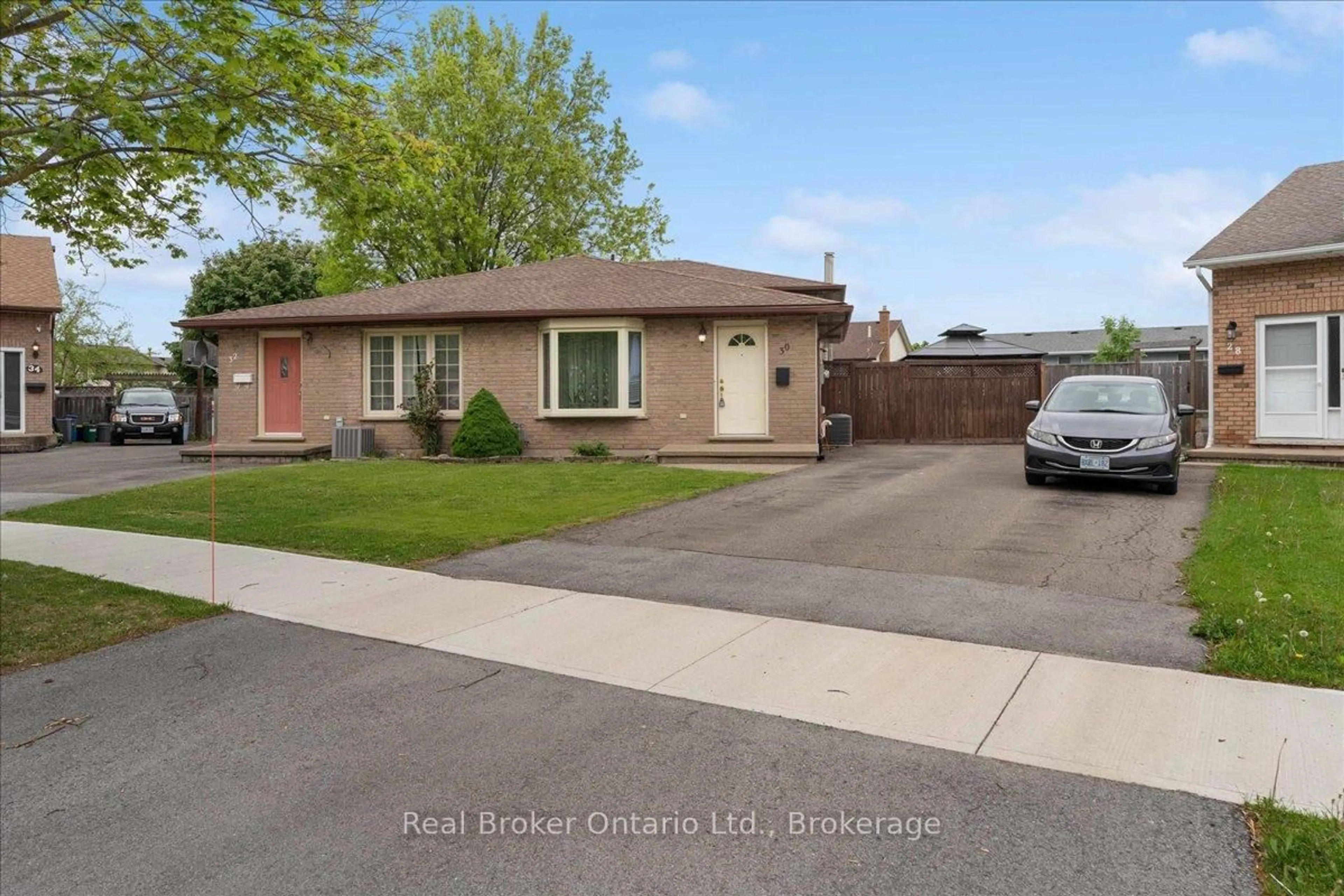Home with vinyl exterior material, street for 30 Rainbow Crt, Welland Ontario L3C 6R4
