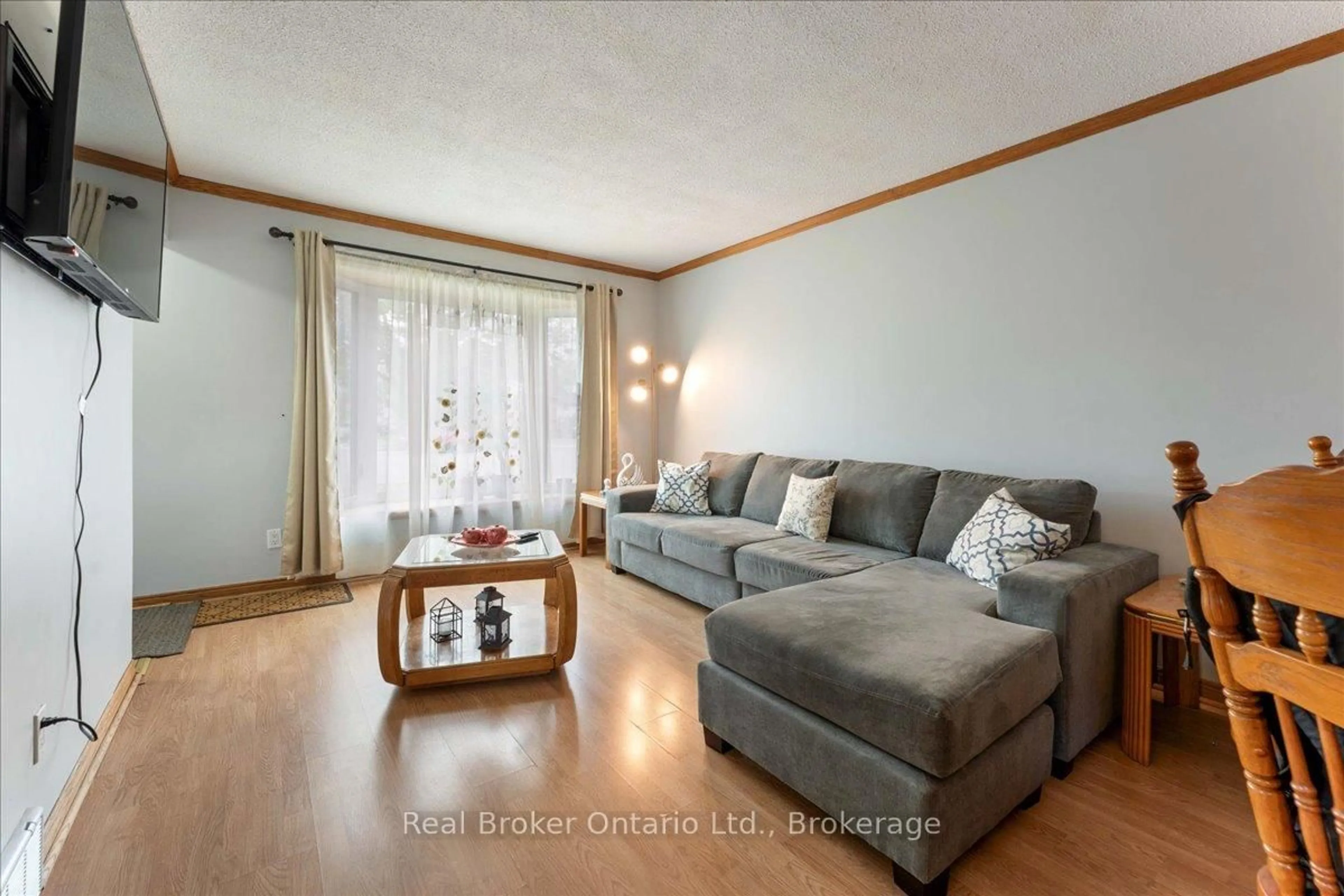 Living room with furniture, wood/laminate floor for 30 Rainbow Crt, Welland Ontario L3C 6R4