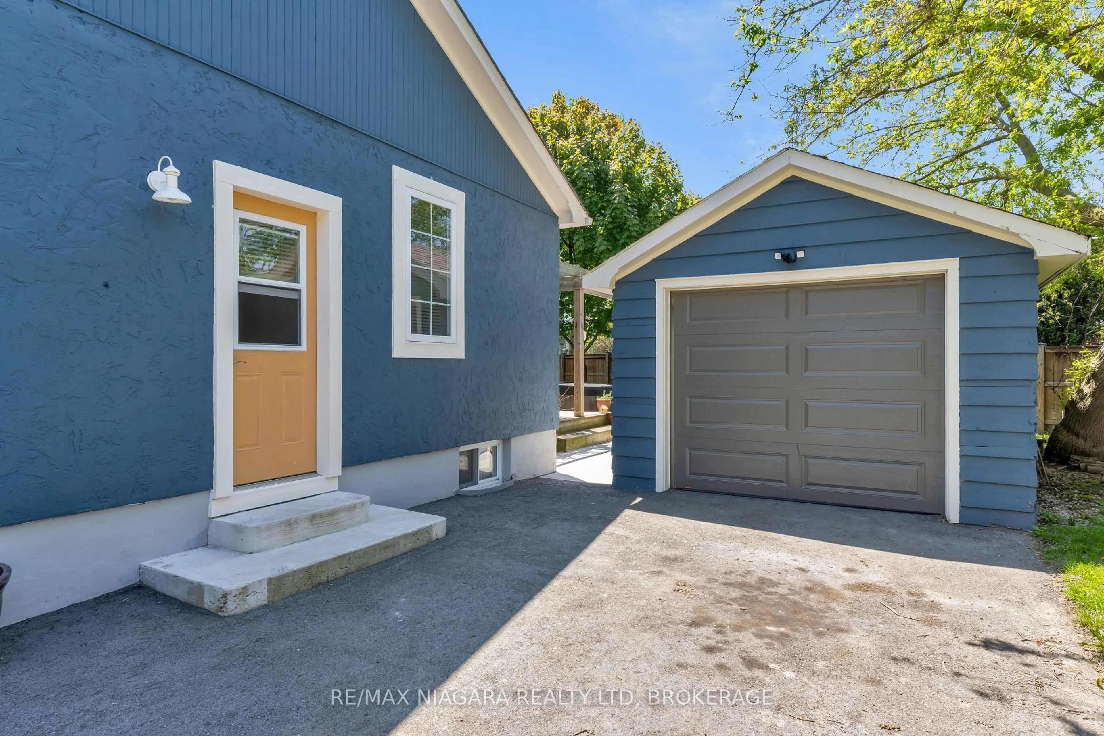 Home with vinyl exterior material, street for 85 Booth St, St. Catharines Ontario L2N 1X3
