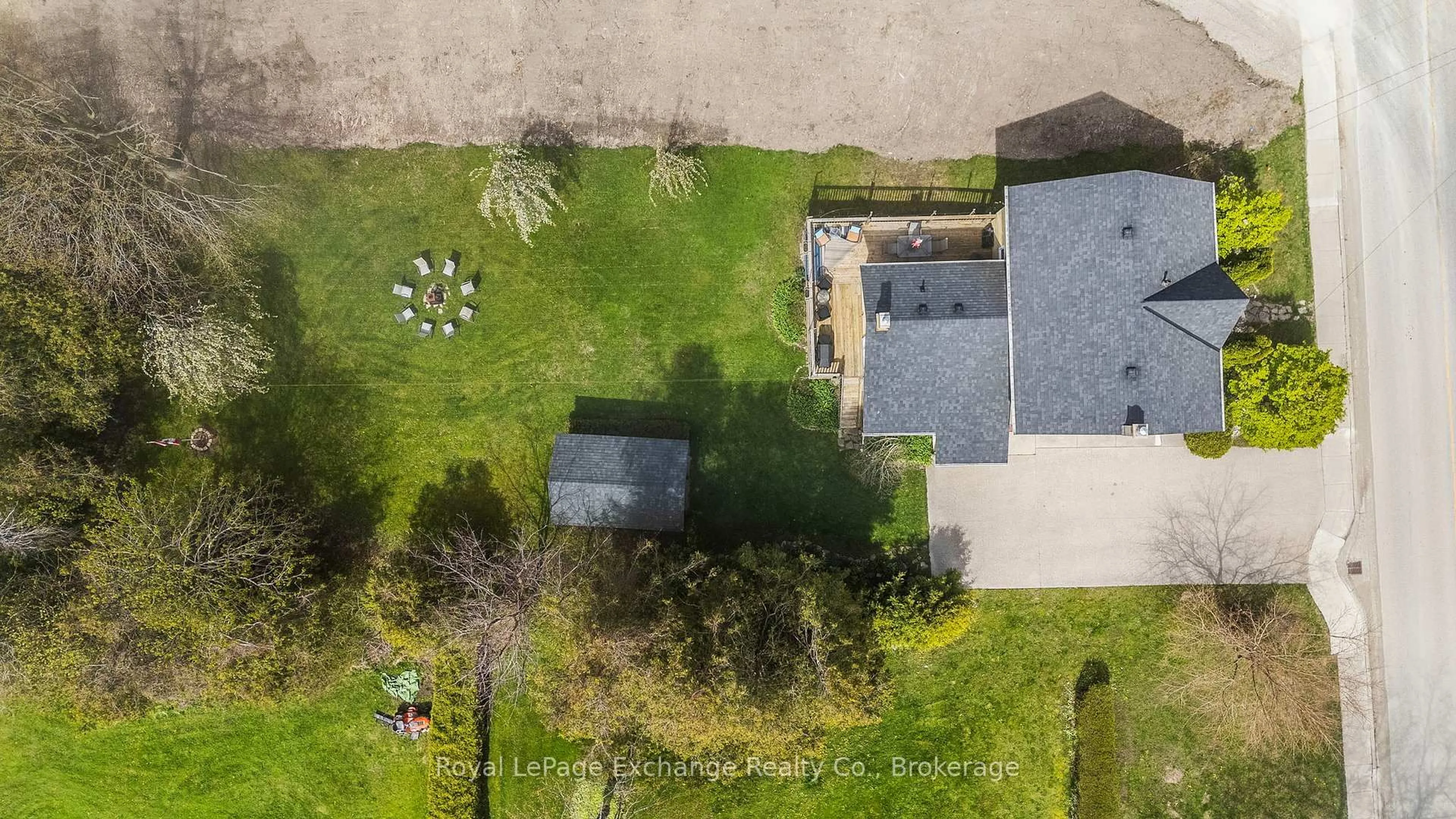 A pic from outside/outdoor area/front of a property/back of a property/a pic from drone, street for 1180 QUEEN St, Kincardine Ontario N2Z 1G5