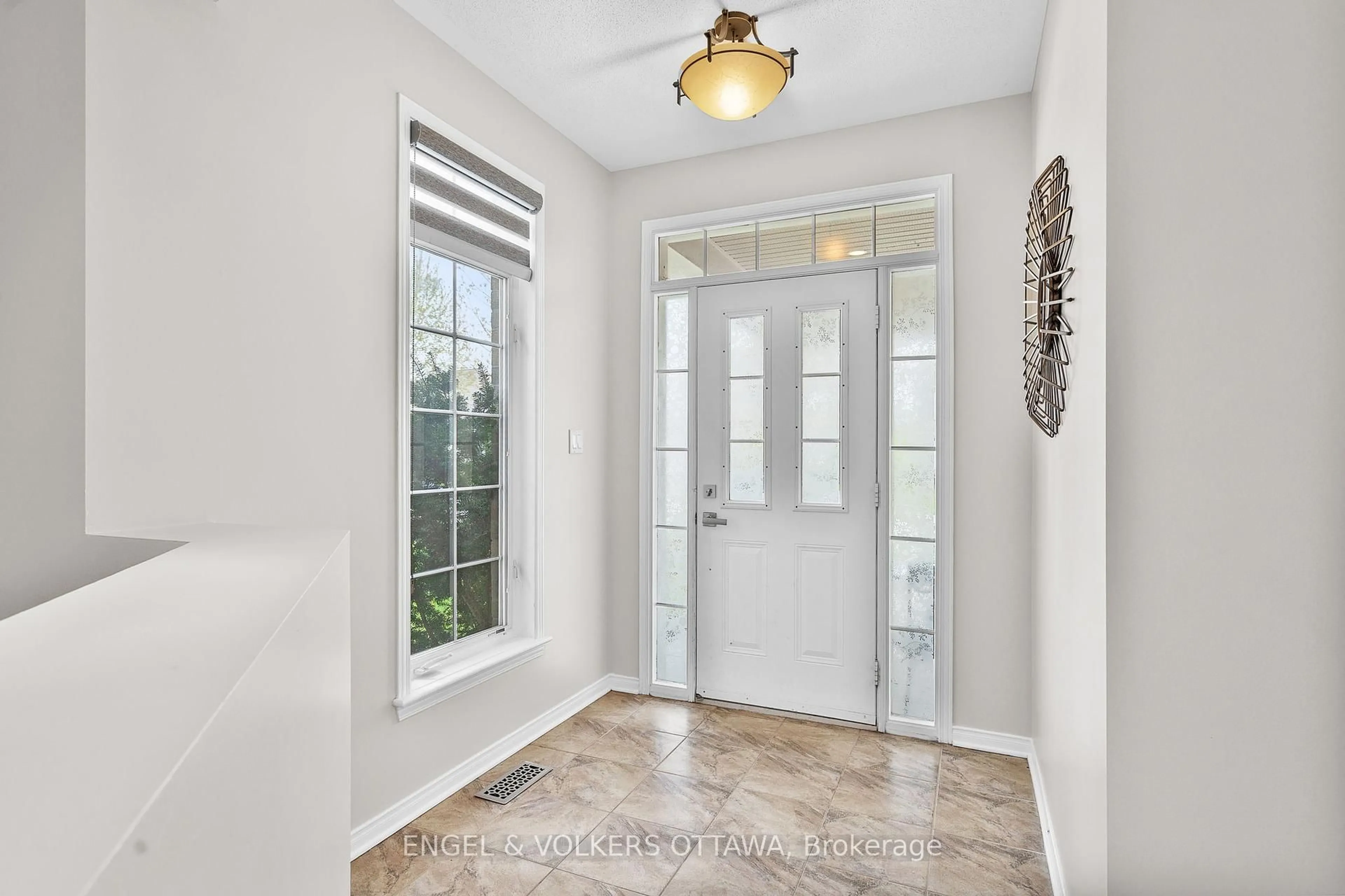 Indoor entryway for 313 Lecanto Terr, Ottawa Ontario K2J 0W8