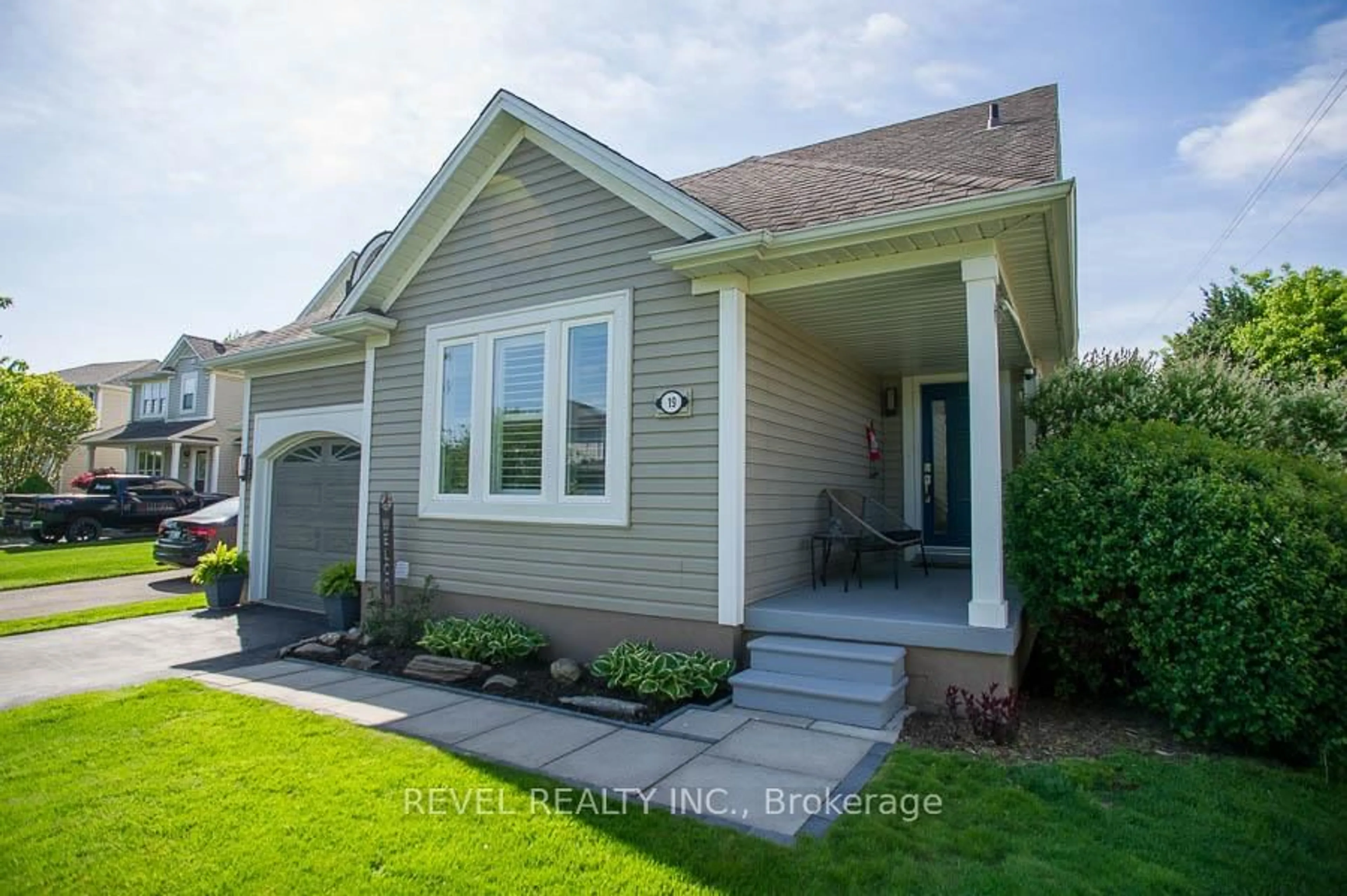 Home with vinyl exterior material, street for 19 Lovell Cres, Brantford Ontario N3T 6P3