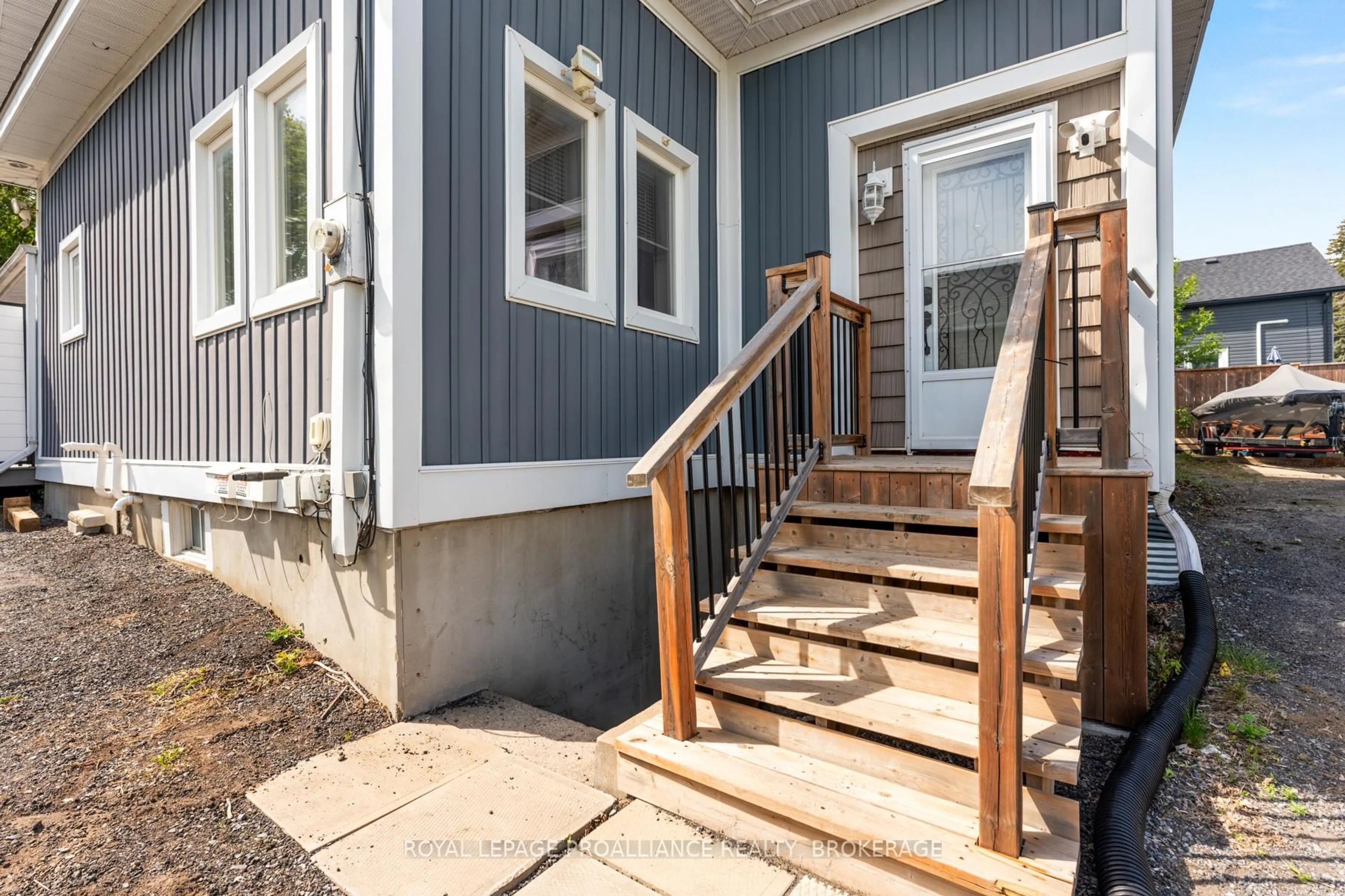 Indoor entryway for 939 Sydenham Rd, Kingston Ontario K7M 3L8