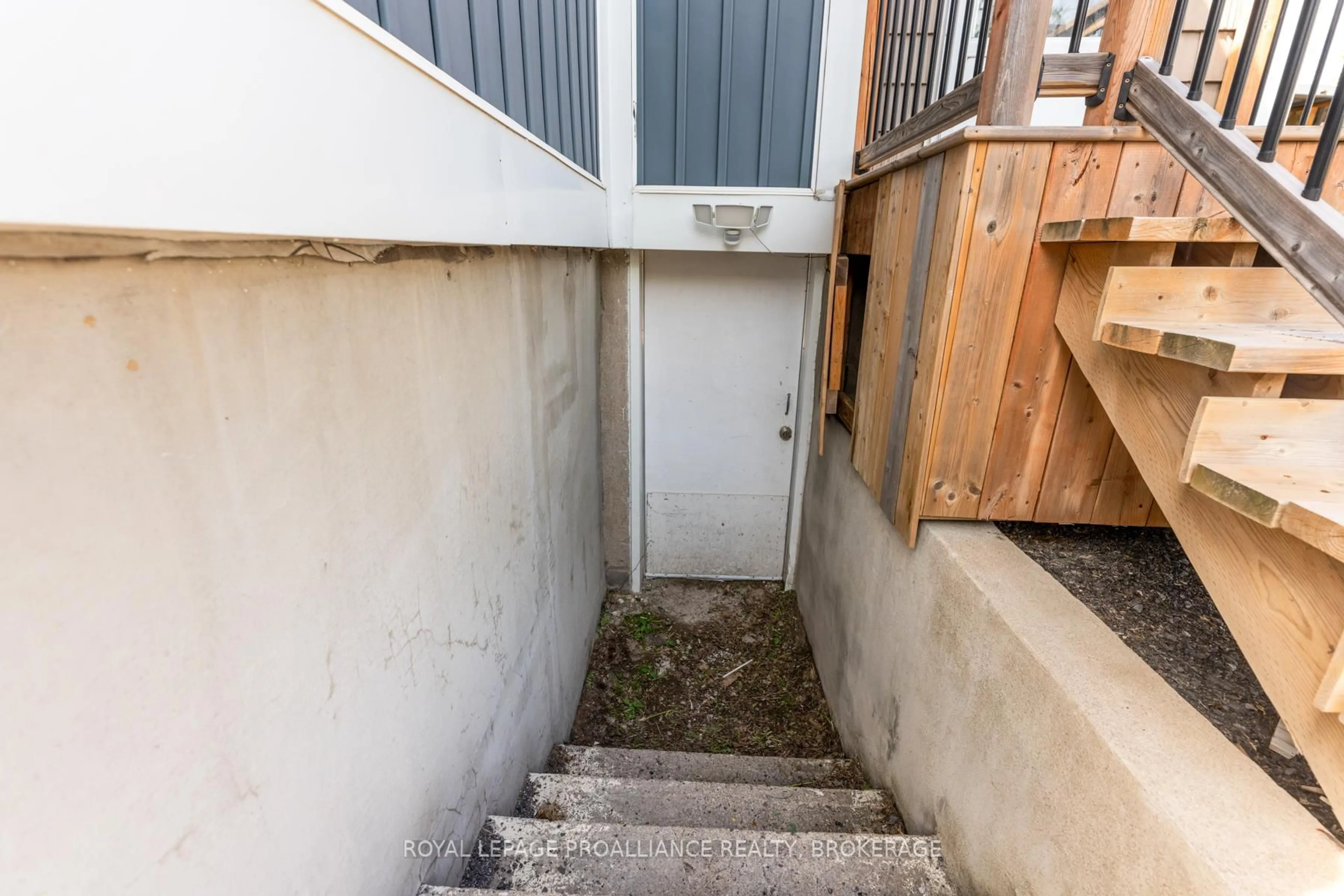 Stairs for 939 Sydenham Rd, Kingston Ontario K7M 3L8