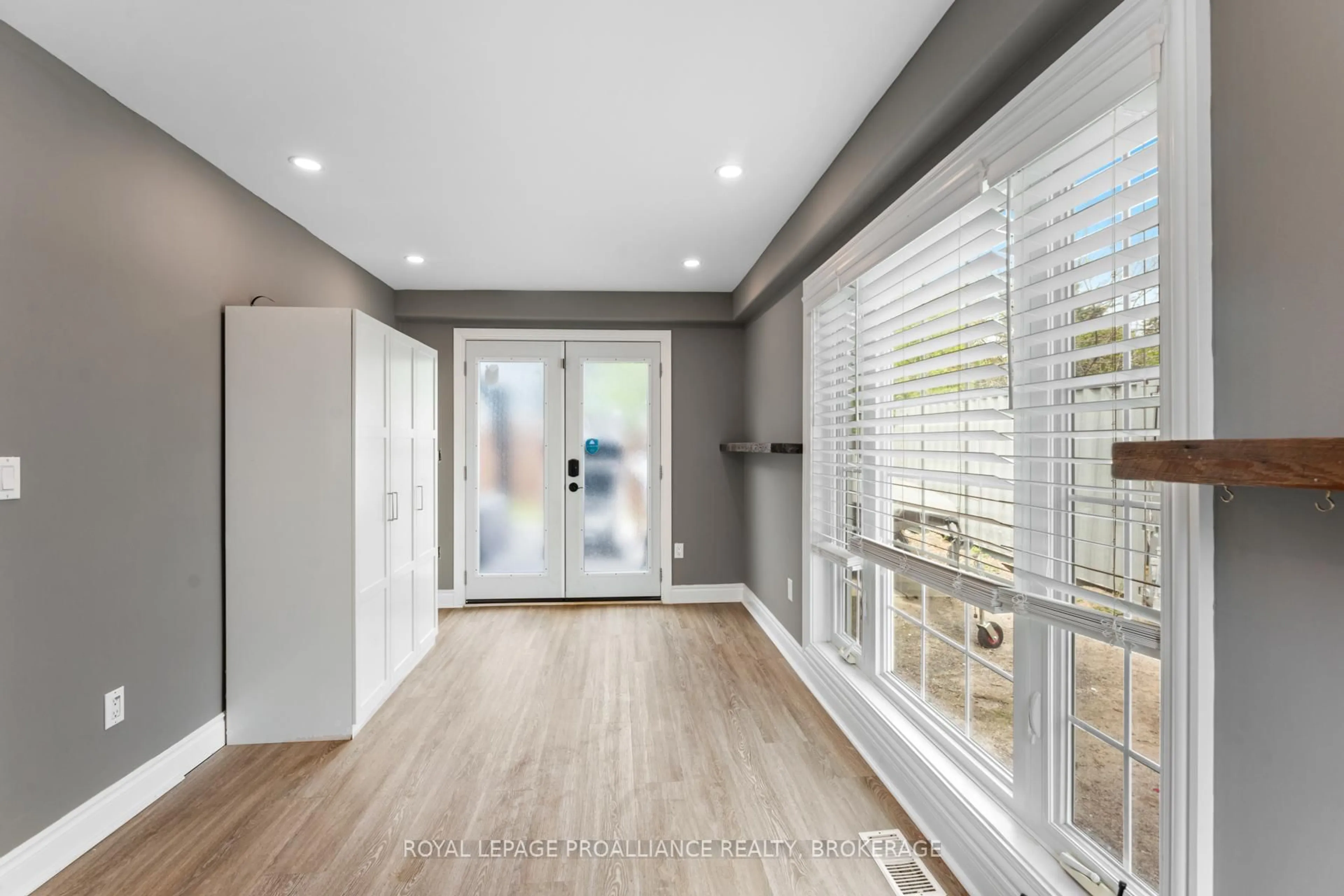 Indoor entryway for 939 Sydenham Rd, Kingston Ontario K7M 3L8