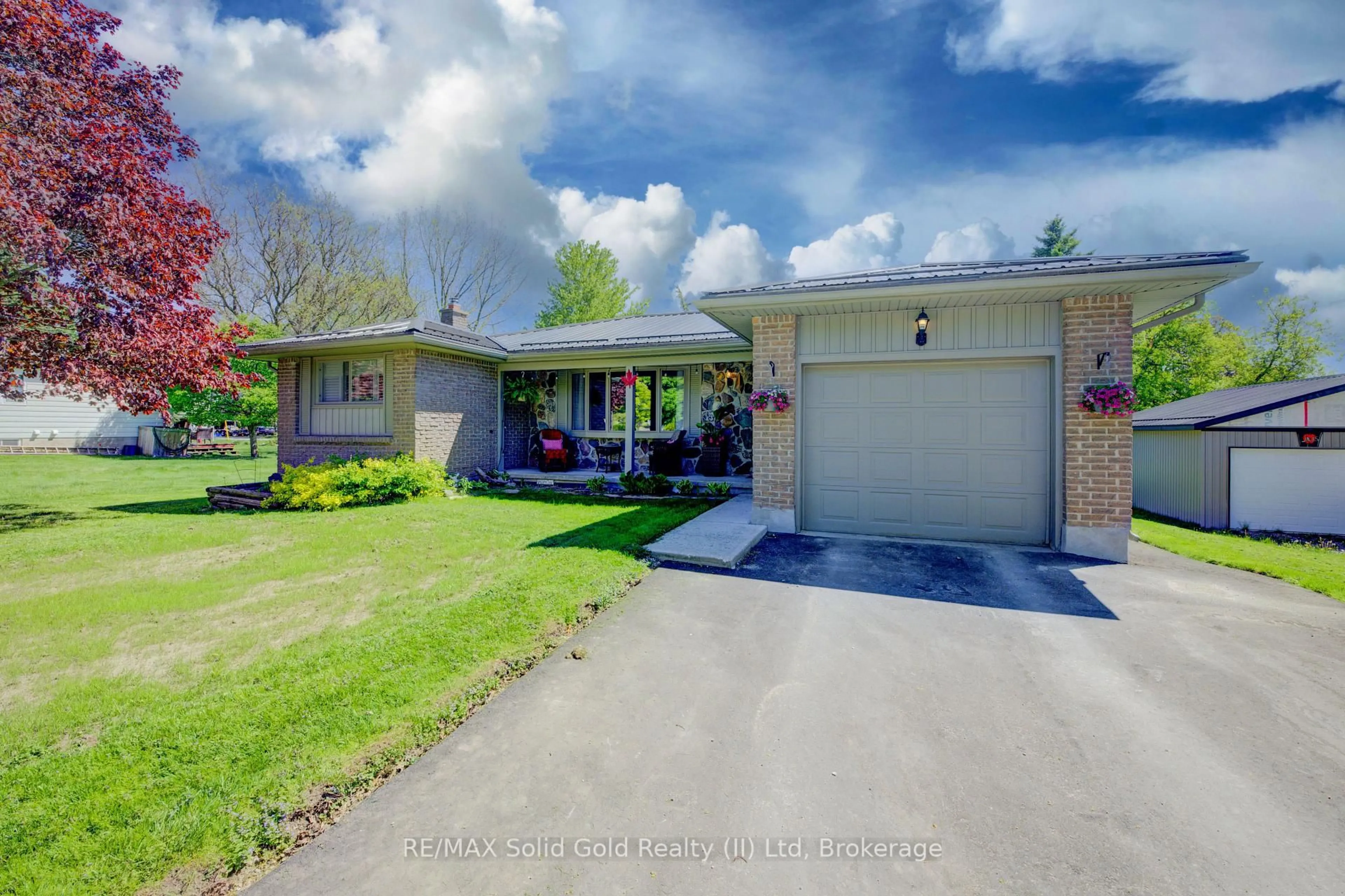 A pic from outside/outdoor area/front of a property/back of a property/a pic from drone, street for 1076 Henry St, Wellesley Ontario N0B 2T0
