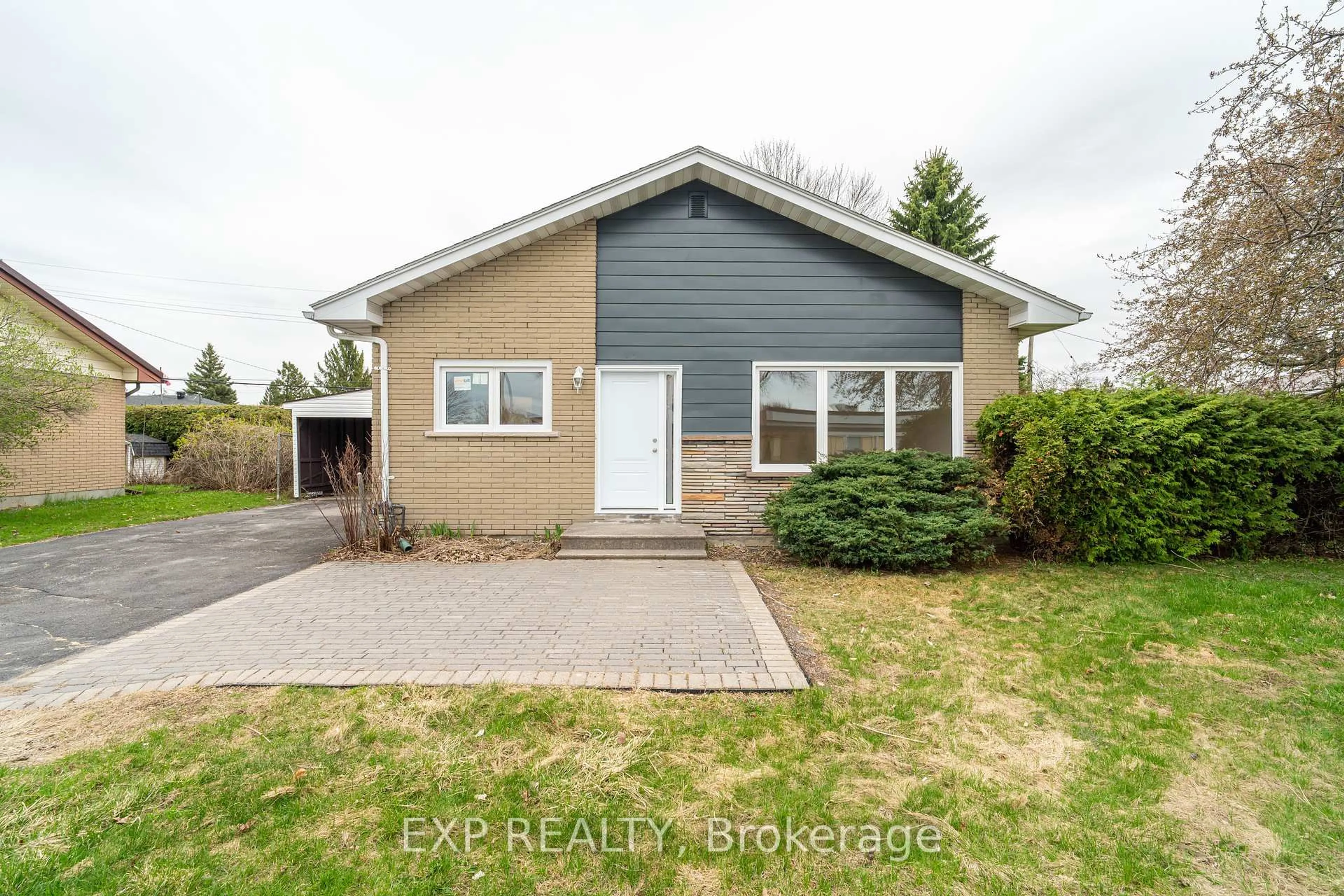 Home with vinyl exterior material, street for 120 Knoxdale Rd, Ottawa Ontario K2G 1A7