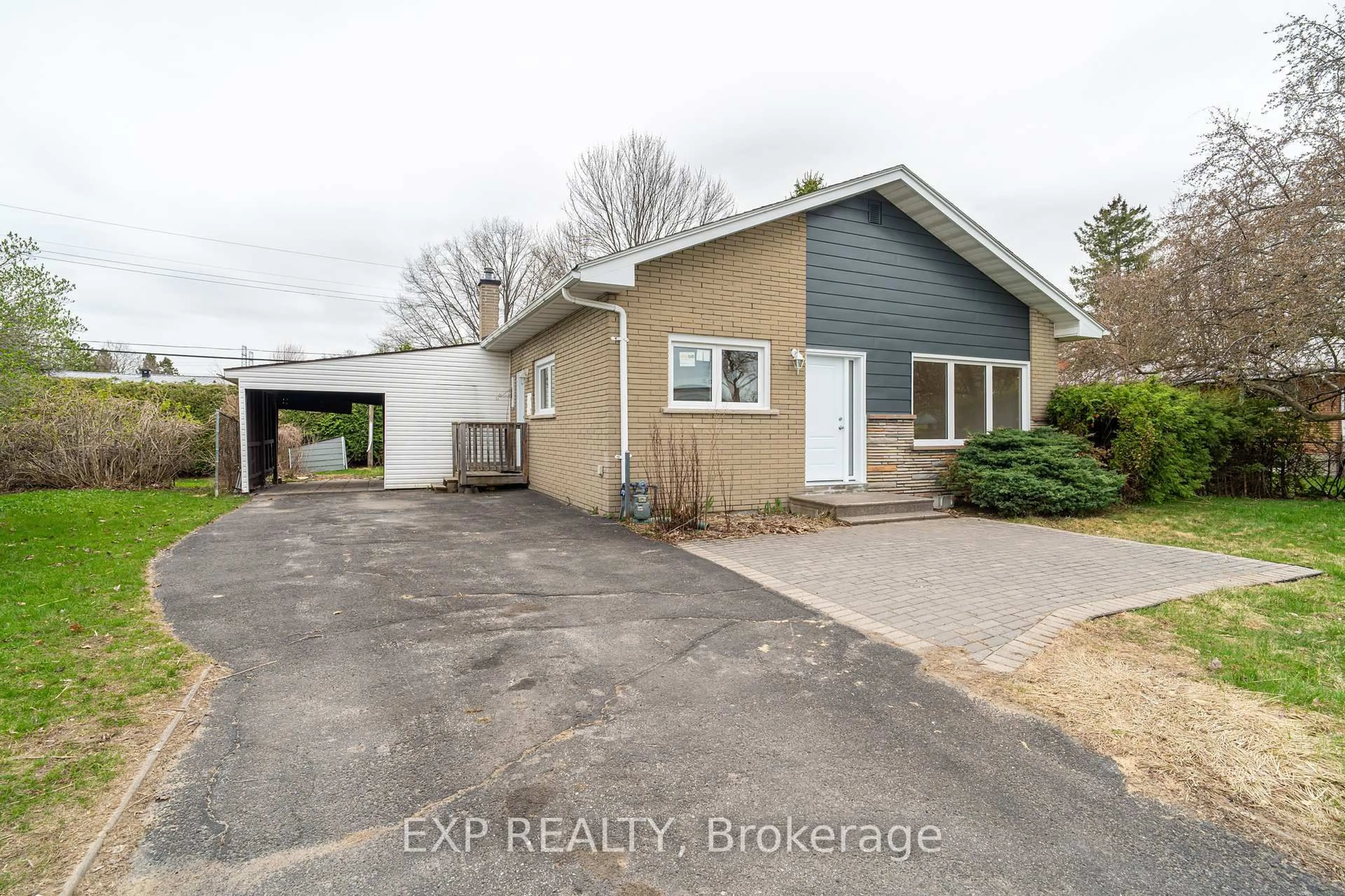 A pic from outside/outdoor area/front of a property/back of a property/a pic from drone, street for 120 Knoxdale Rd, Ottawa Ontario K2G 1A7