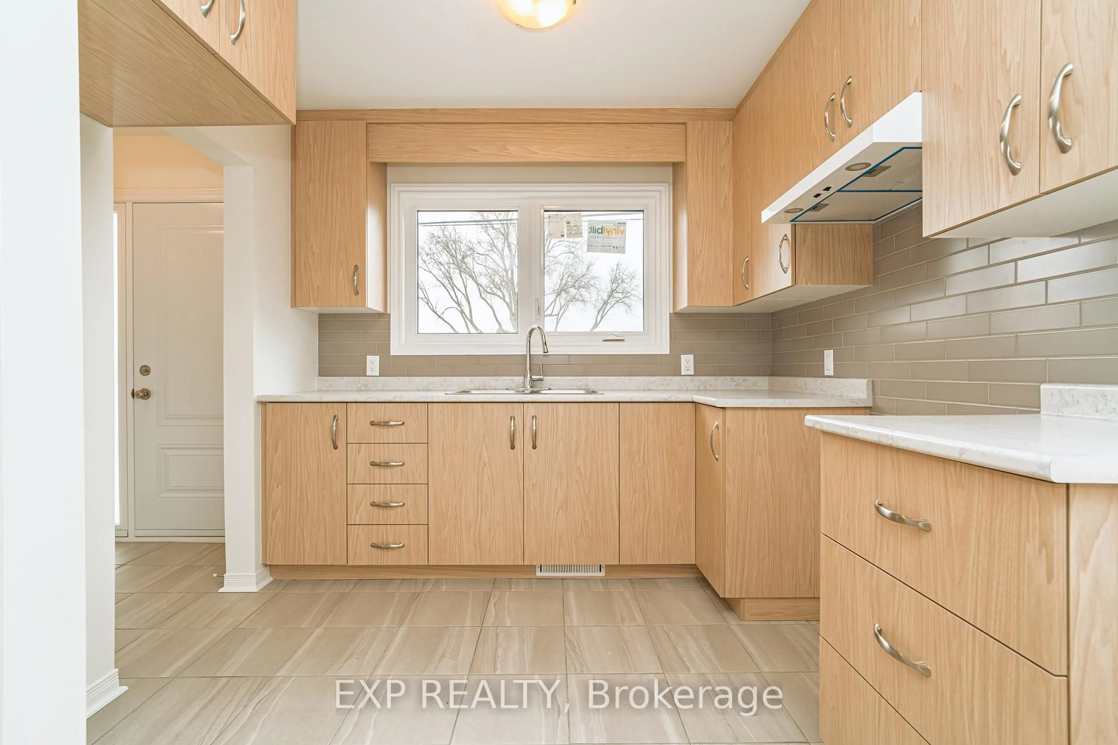 Standard kitchen, wood/laminate floor for 120 Knoxdale Rd, Ottawa Ontario K2G 1A7