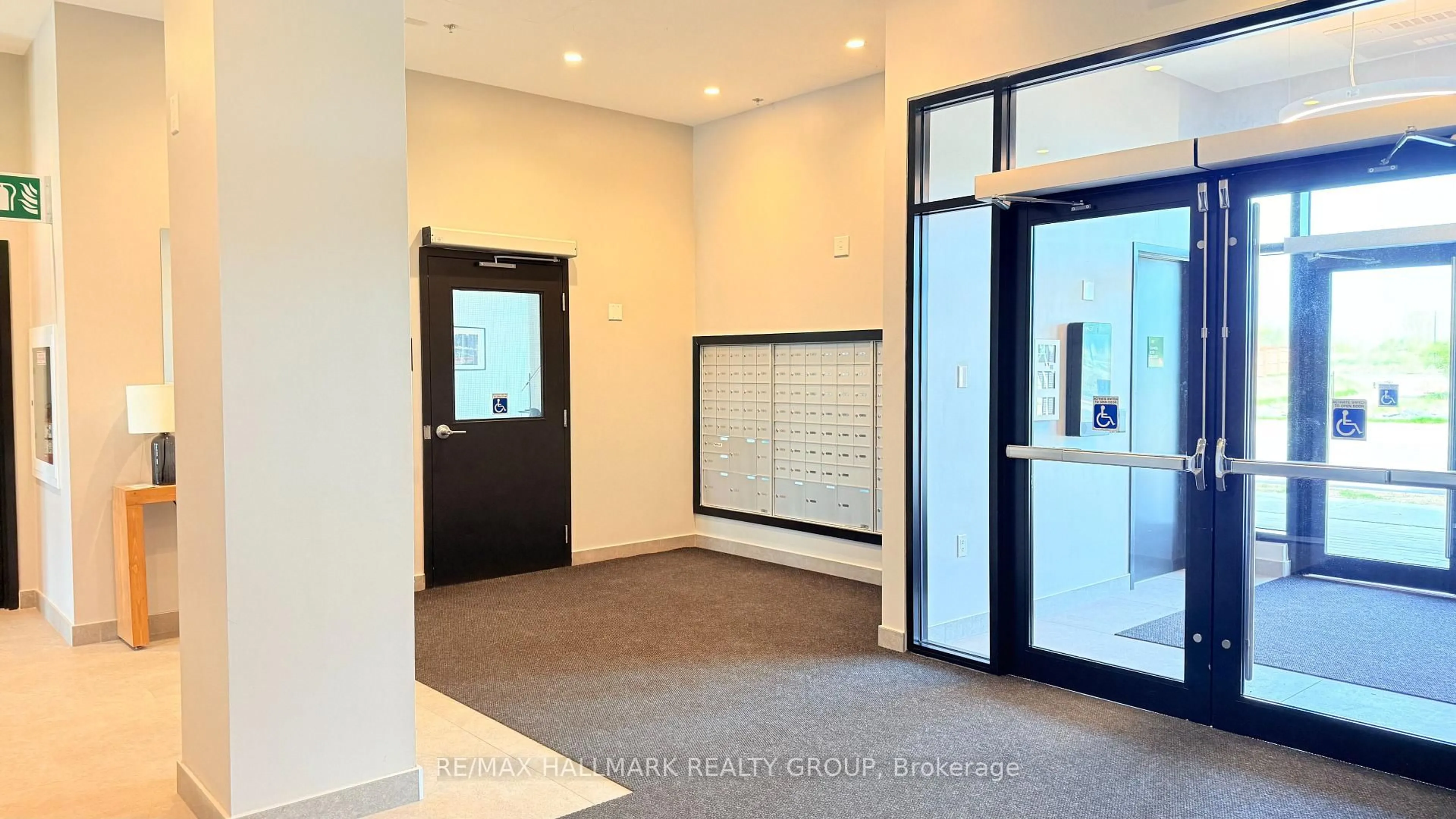 Indoor foyer for 1350 Hemlock Rd #205, Ottawa Ontario K1K 5C2