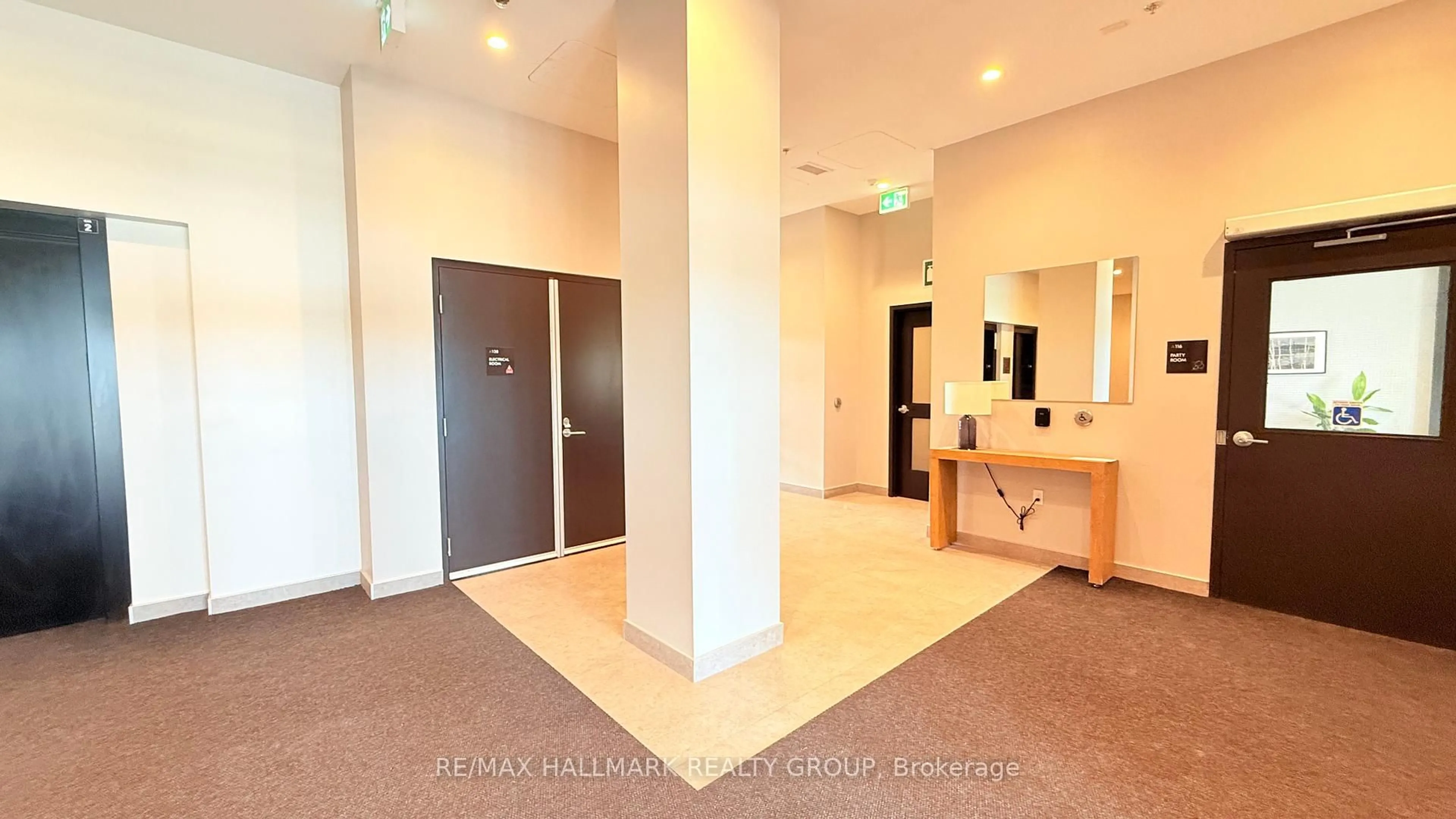 Indoor foyer for 1350 Hemlock Rd #205, Ottawa Ontario K1K 5C2
