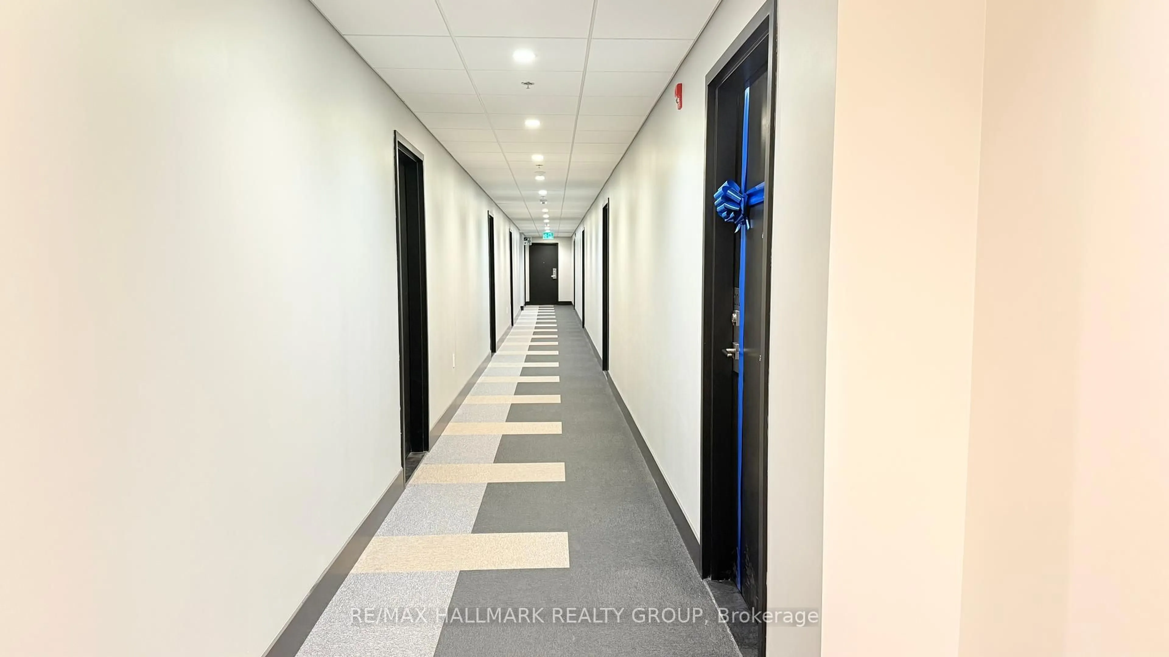 Indoor foyer for 1350 Hemlock Rd #205, Ottawa Ontario K1K 5C2