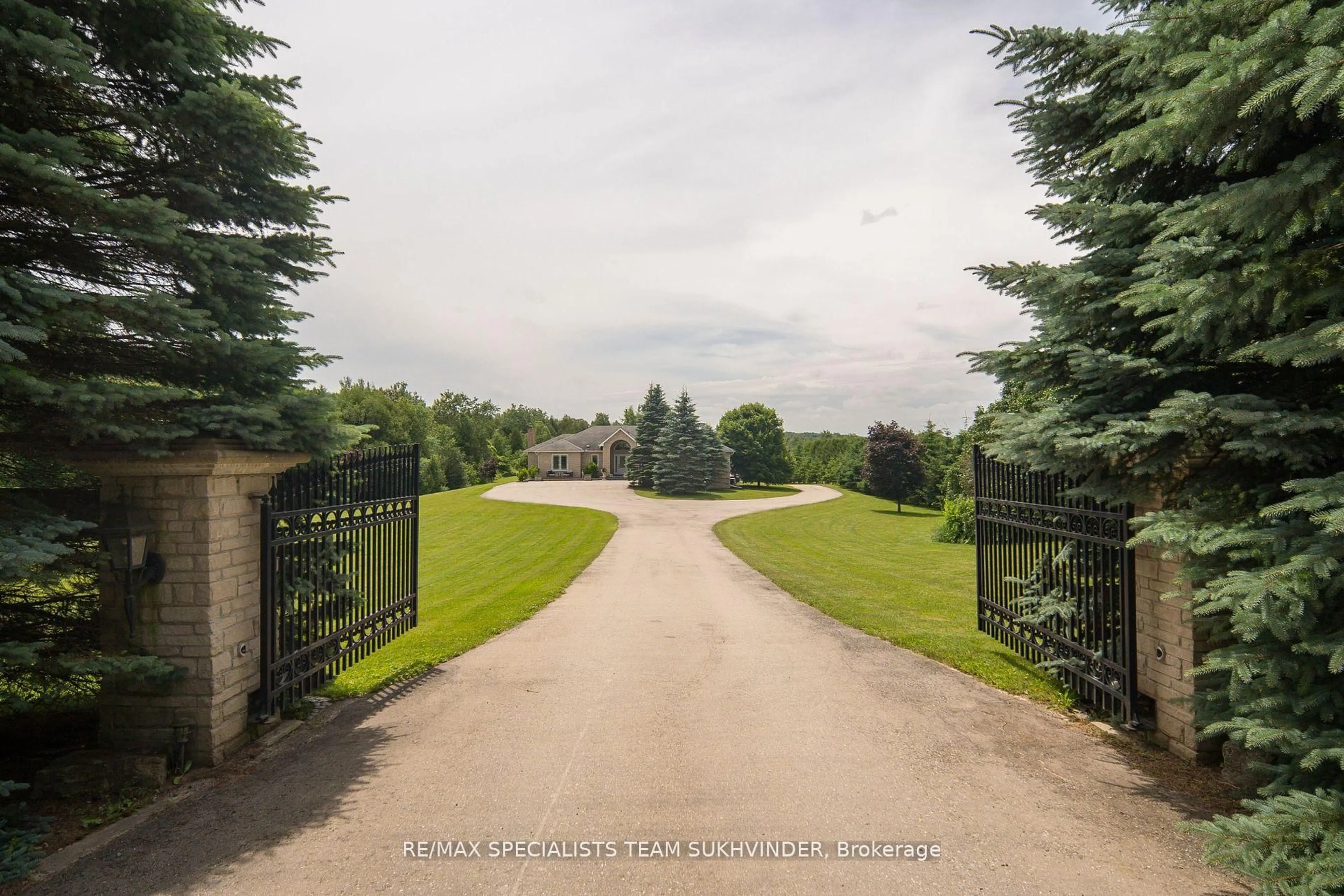 A pic from outside/outdoor area/front of a property/back of a property/a pic from drone, unknown for 5224 6th Line, Erin Ontario L7J 2L8