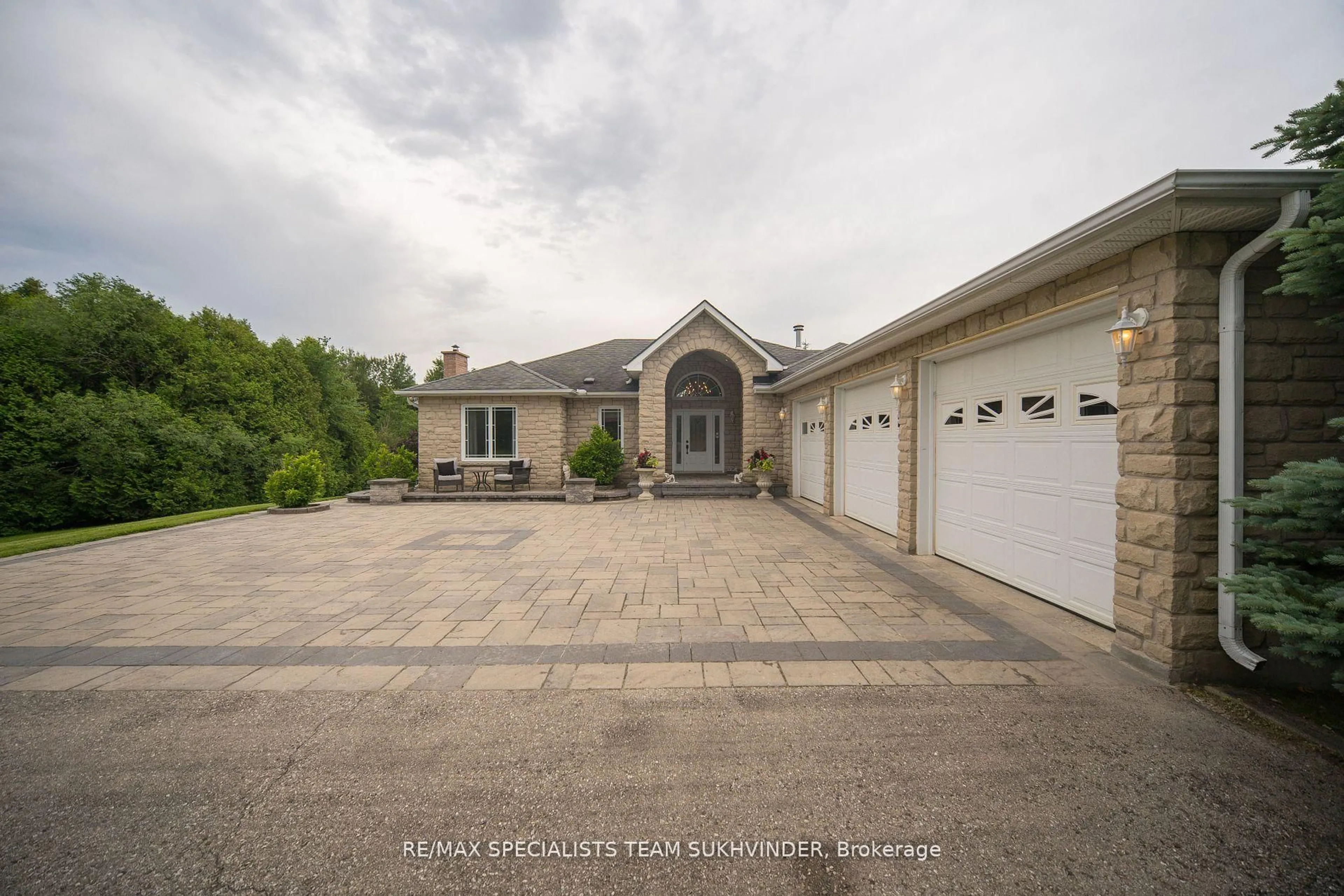 A pic from outside/outdoor area/front of a property/back of a property/a pic from drone, street for 5224 6th Line, Erin Ontario L7J 2L8