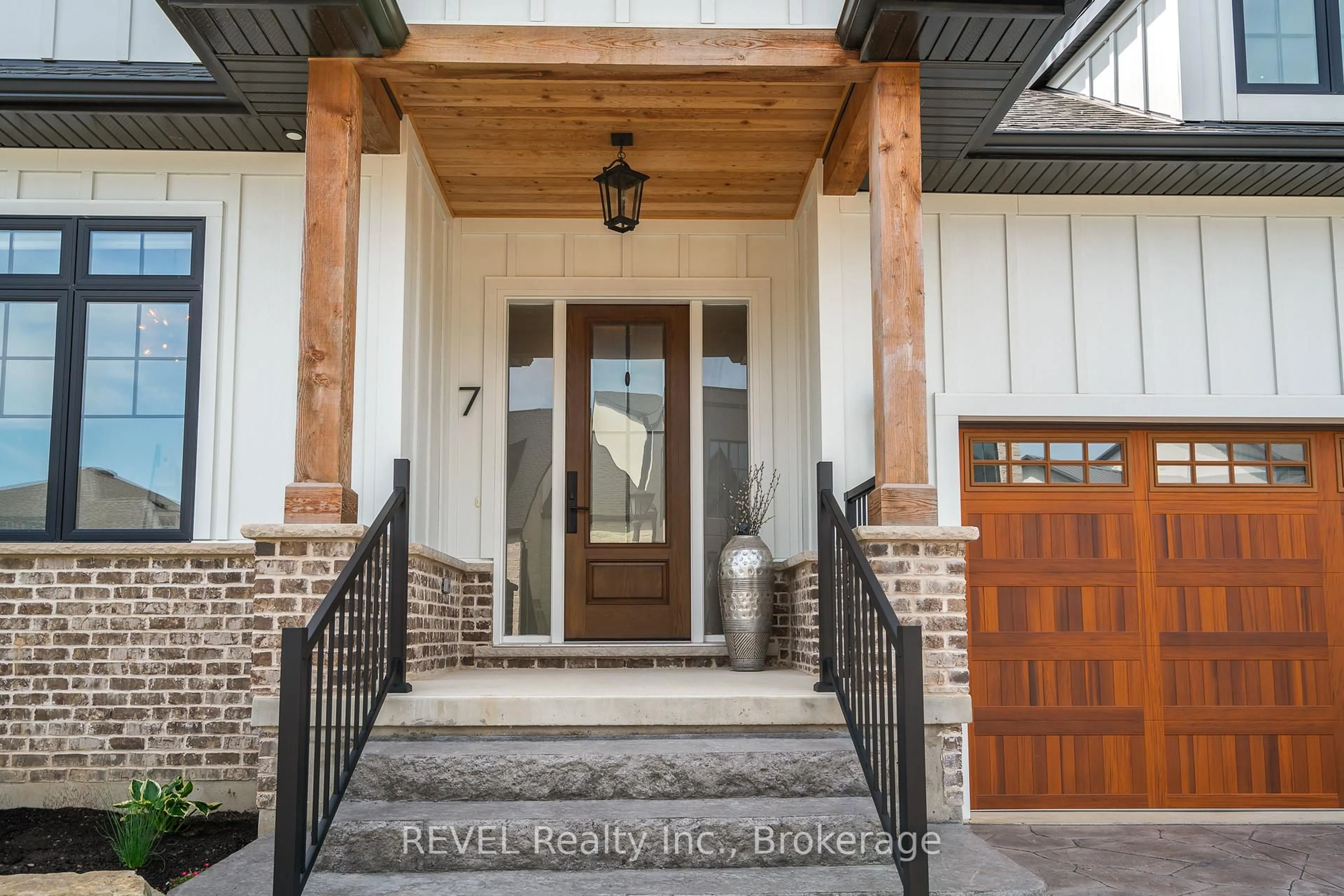 Indoor entryway for 7 Fedorkow Lane, Niagara-on-the-Lake Ontario L0S 1J1