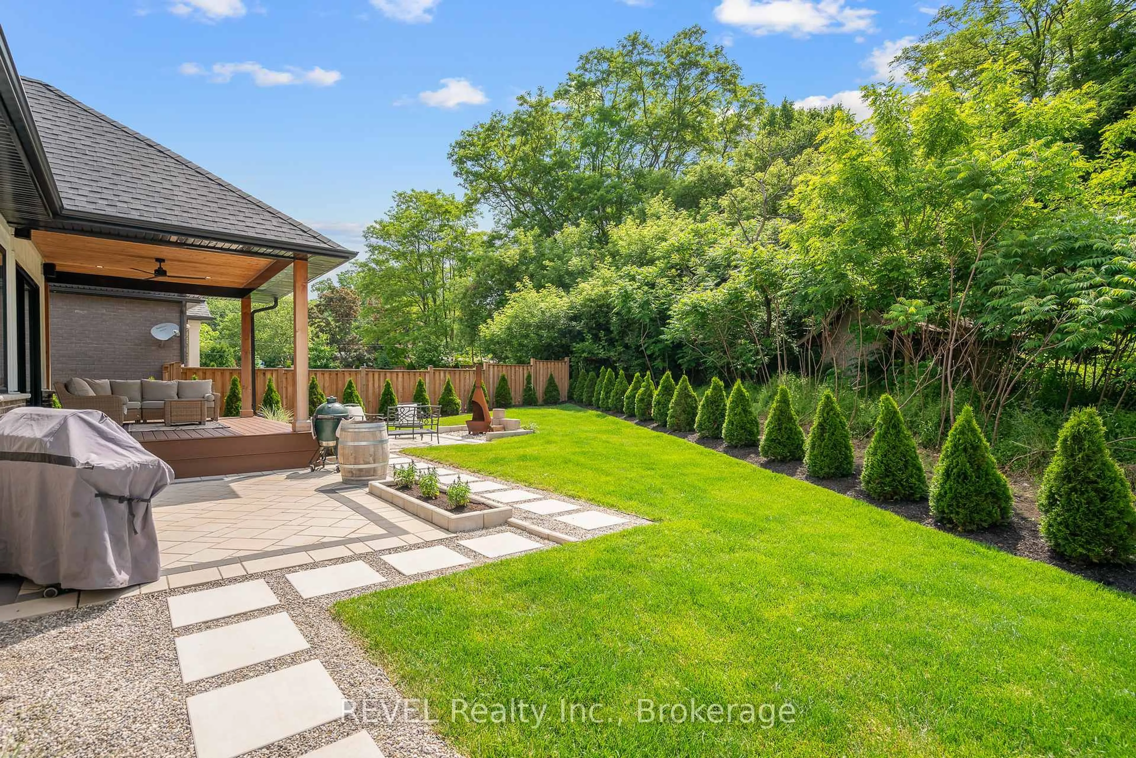 Patio, street for 7 Fedorkow Lane, Niagara-on-the-Lake Ontario L0S 1J1