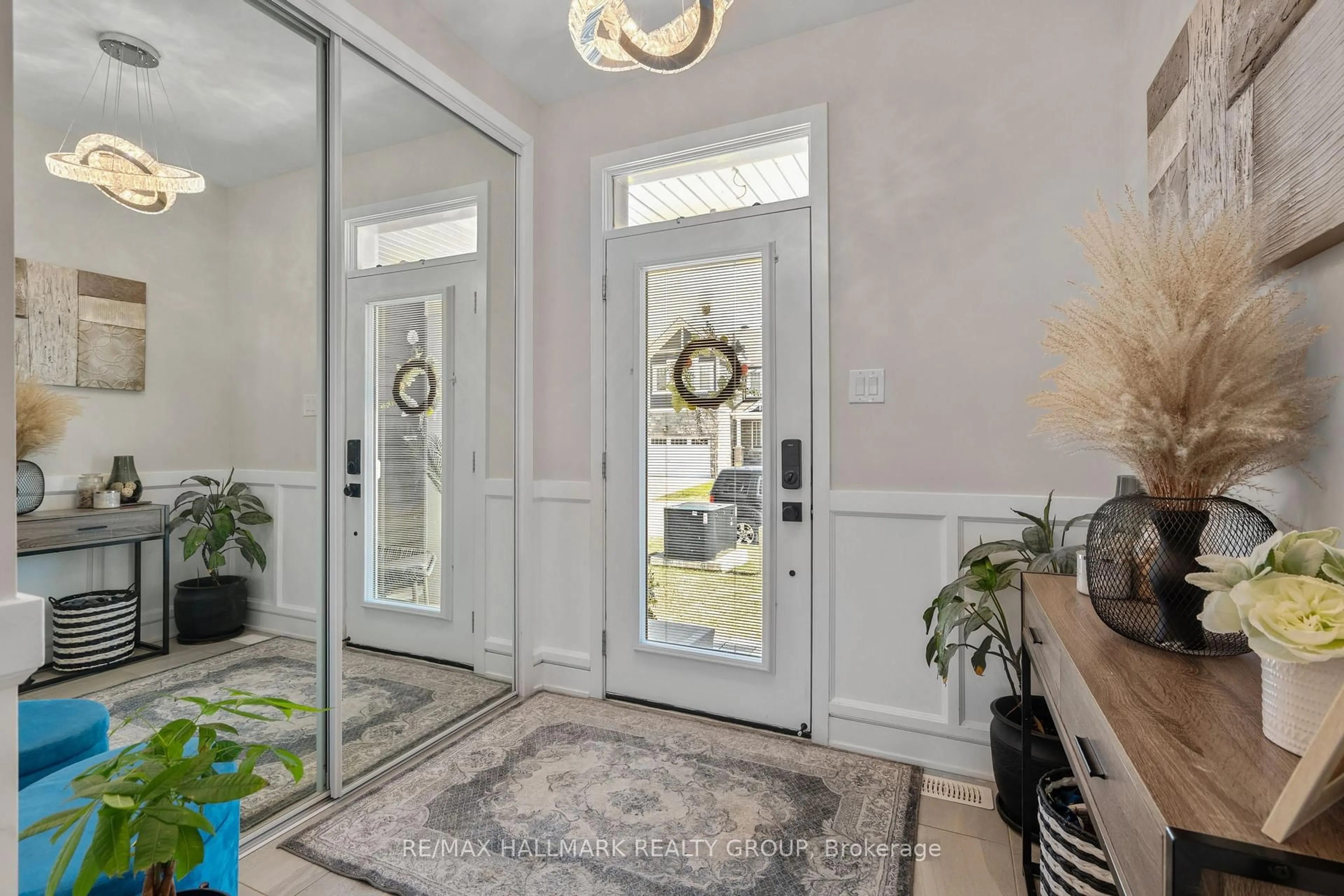 Indoor entryway for 1015 Keeper Hts, Richmond Ontario K0A 2Z0