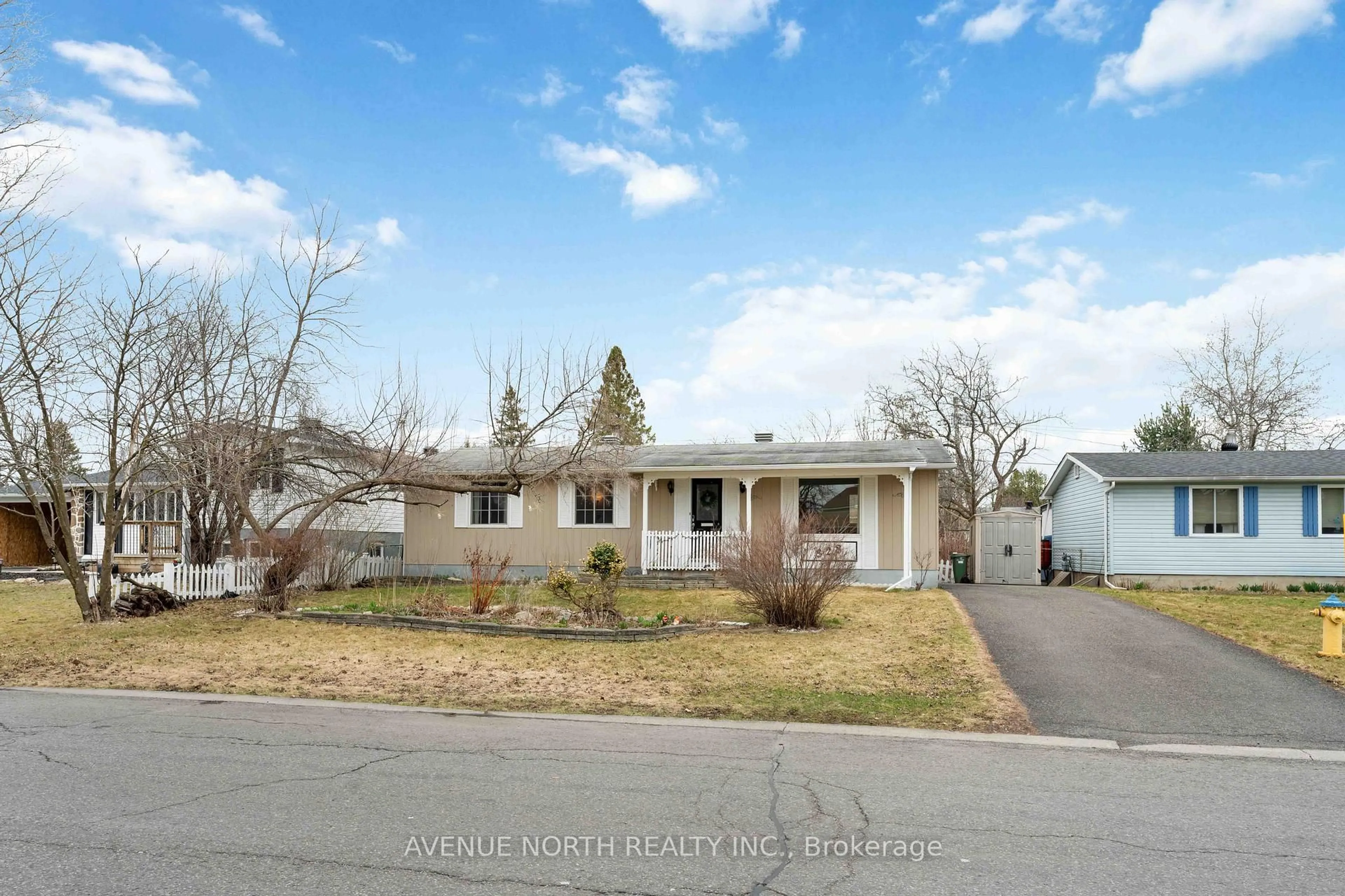 Home with vinyl exterior material, street for 328 Amiens St, Ottawa Ontario K1E 1N9