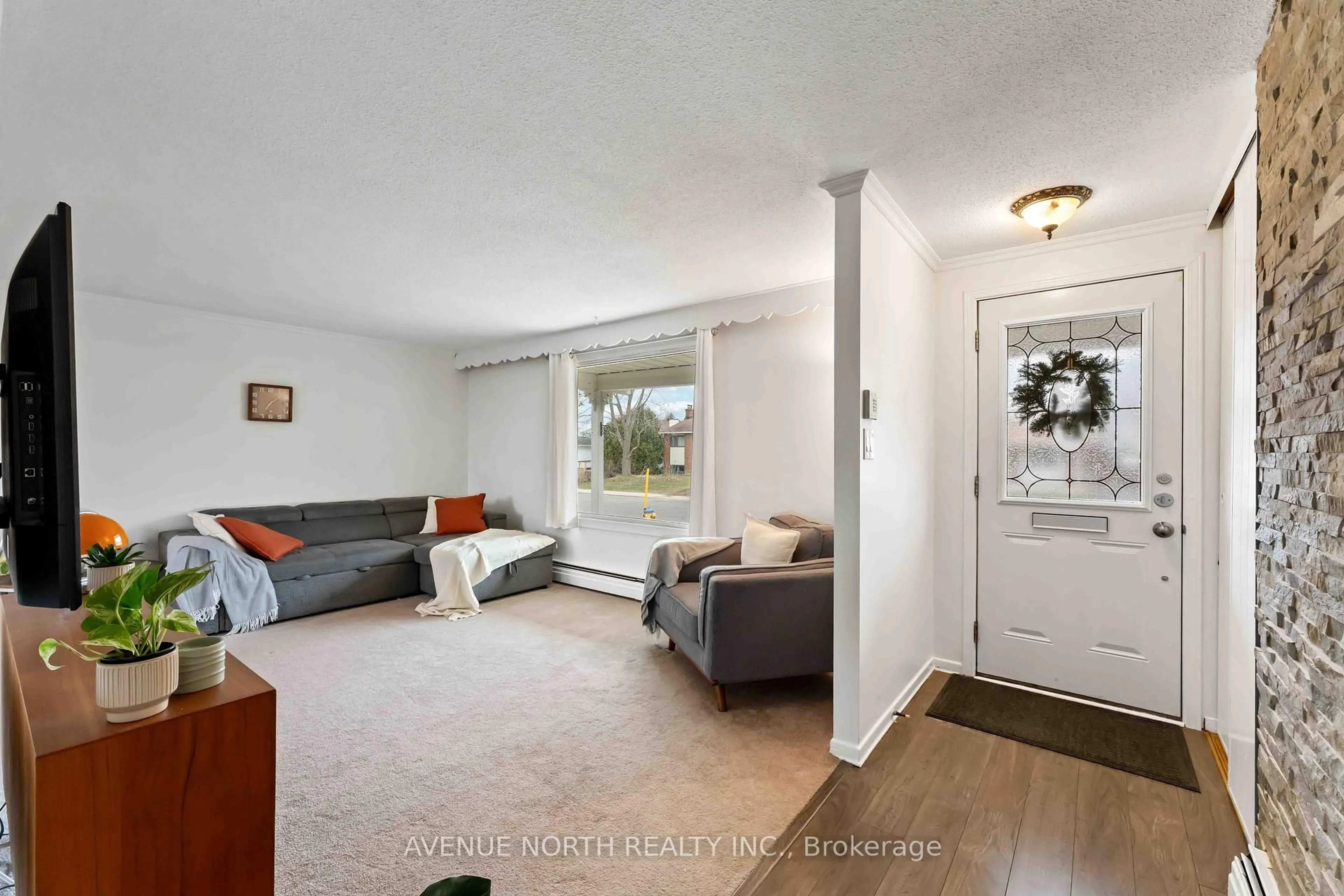Living room with furniture, unknown for 328 Amiens St, Ottawa Ontario K1E 1N9