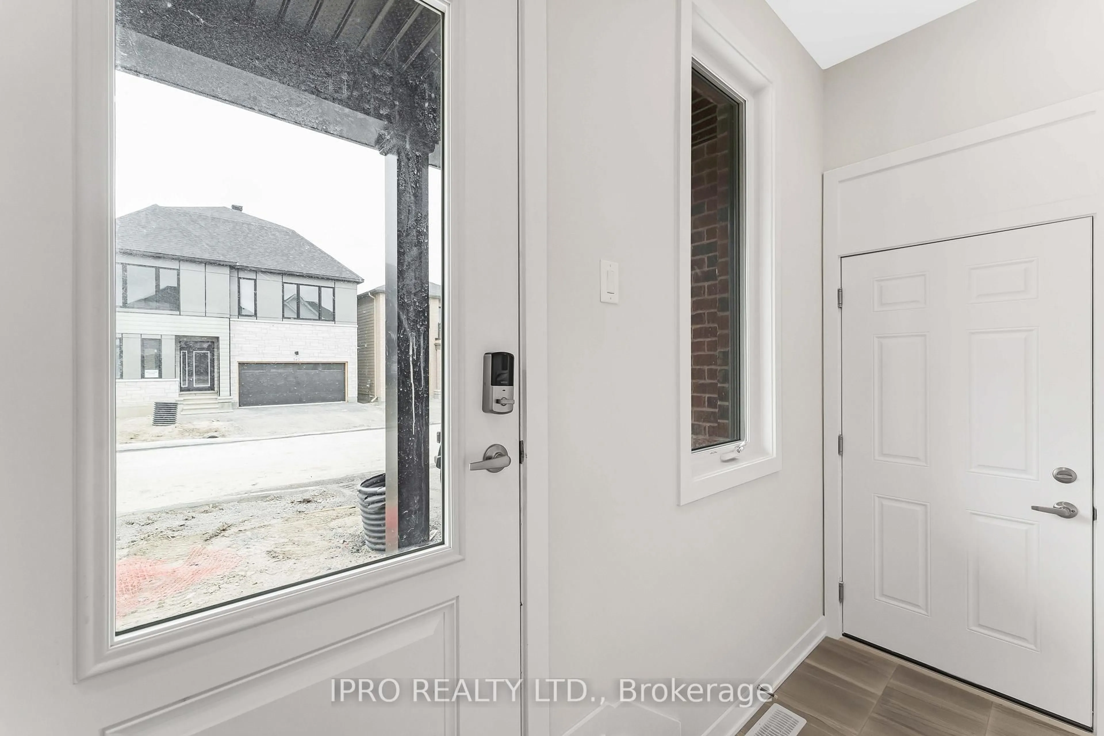 Indoor entryway for 347 Peninsula Rd, Richmond Ontario K0A 2Z0
