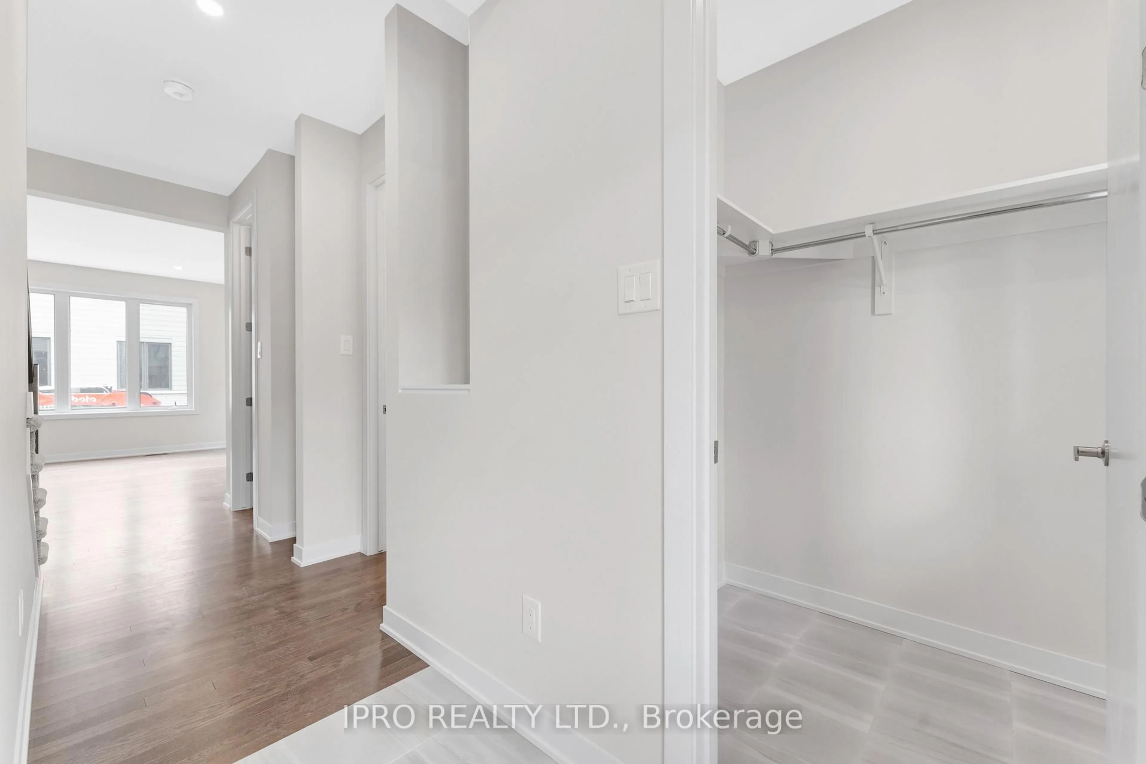 Indoor entryway for 347 Peninsula Rd, Richmond Ontario K0A 2Z0