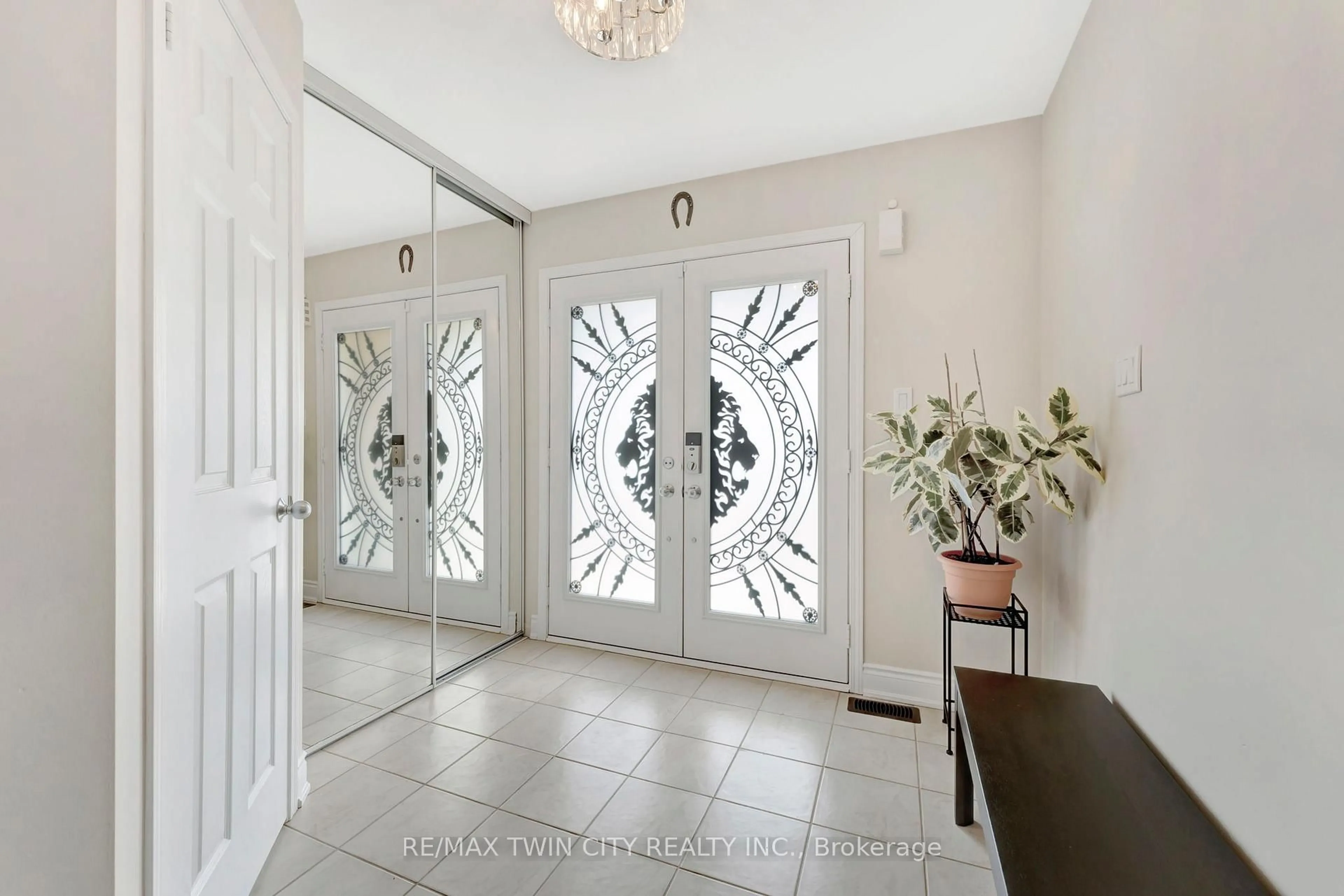 Indoor entryway for 241 Thomas Ave, Brantford Ontario N3S 0E1