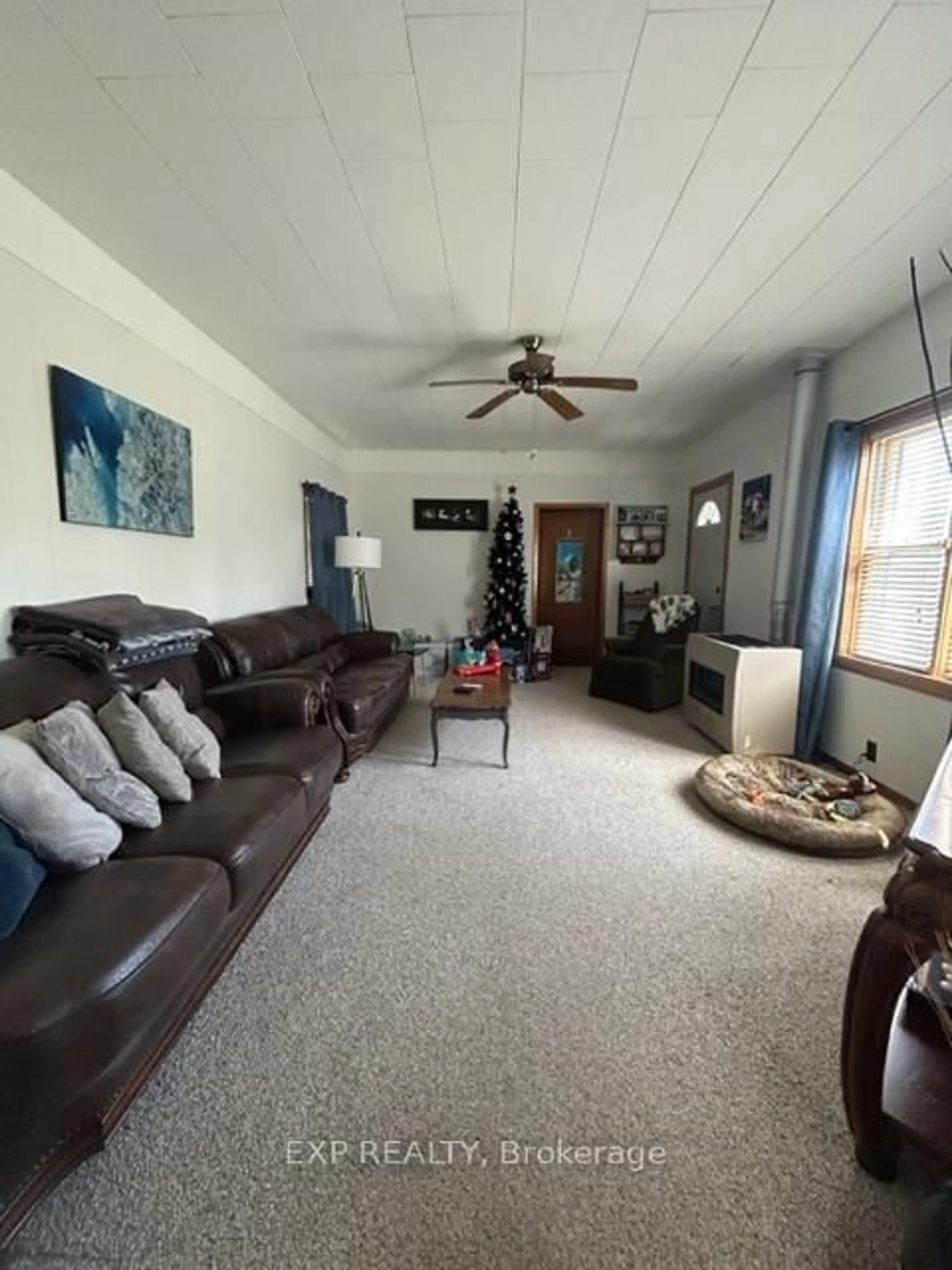 Living room with furniture, unknown for 16 Berry St, Chatham-Kent Ontario N7M 3B1
