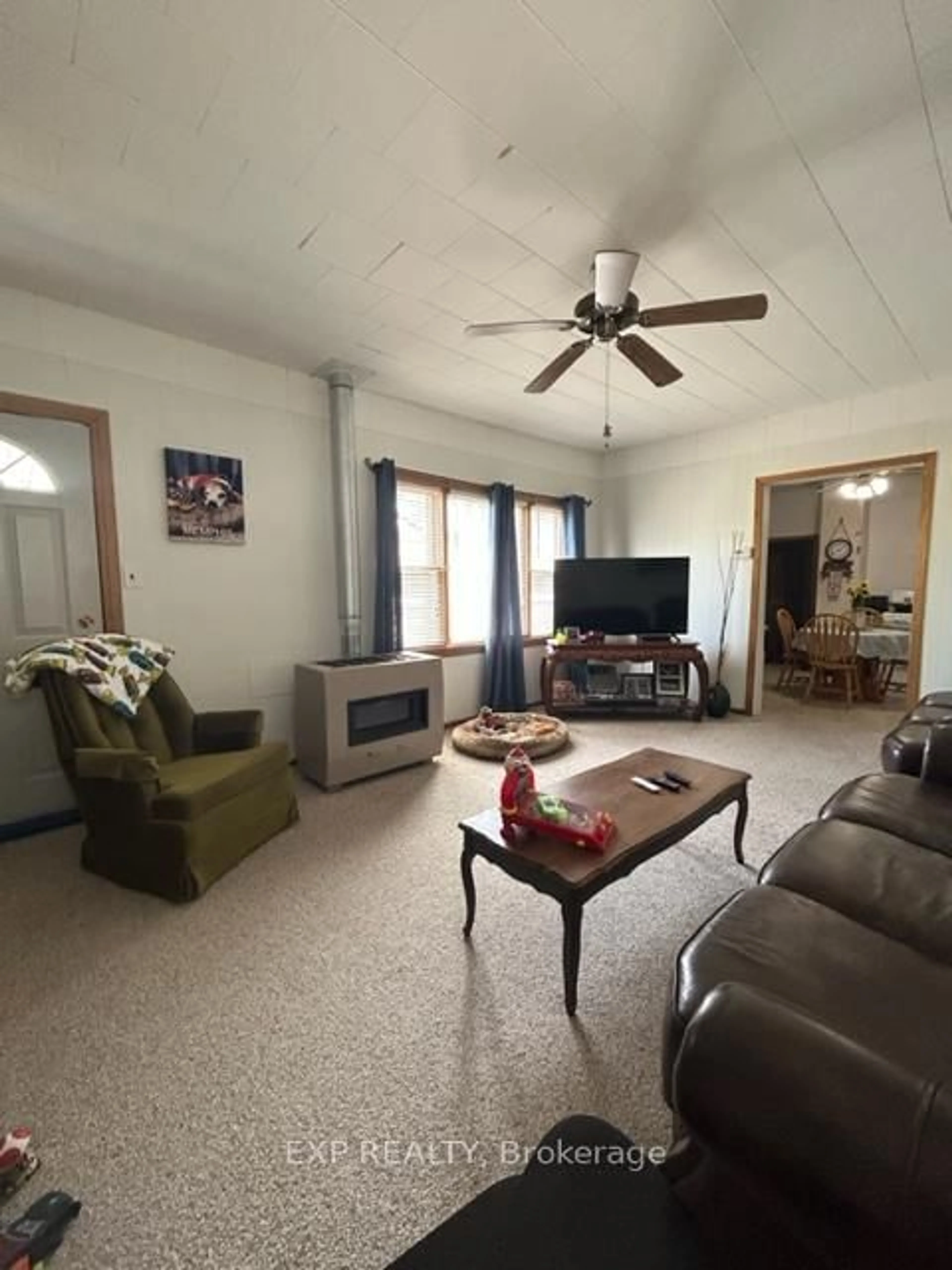 Living room with furniture, unknown for 16 Berry St, Chatham-Kent Ontario N7M 3B1