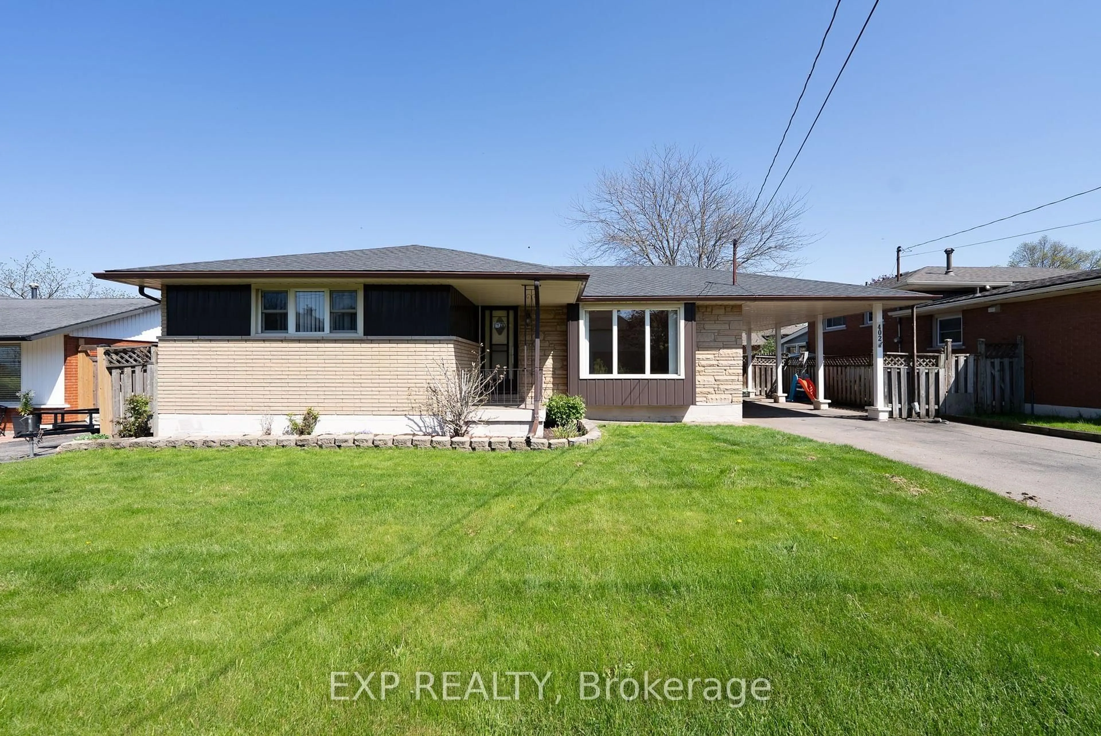 Home with vinyl exterior material, street for 402 Kerman Ave, Grimsby Ontario L3M 3X1